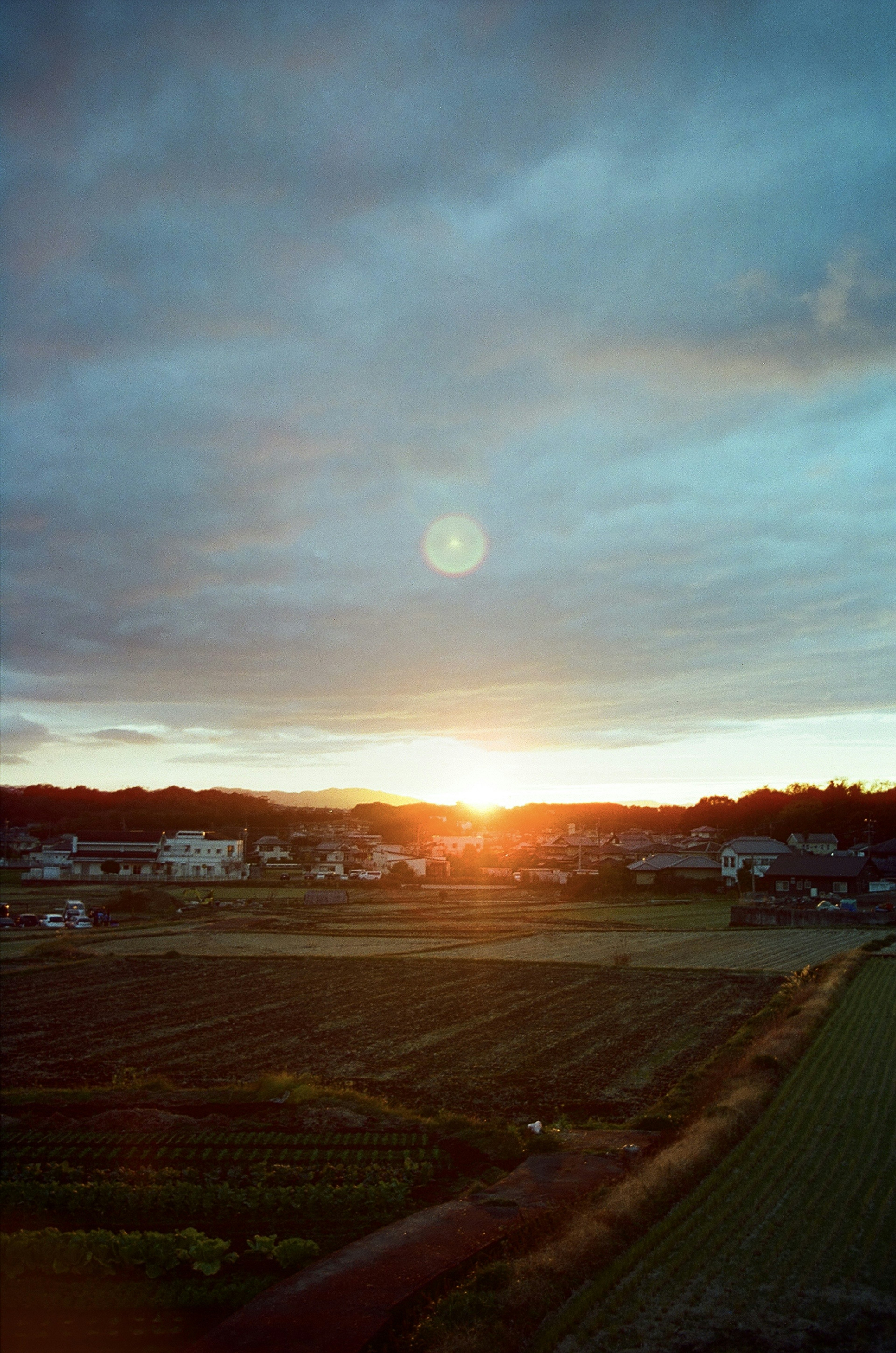 Hermoso atardecer sobre un paisaje rural