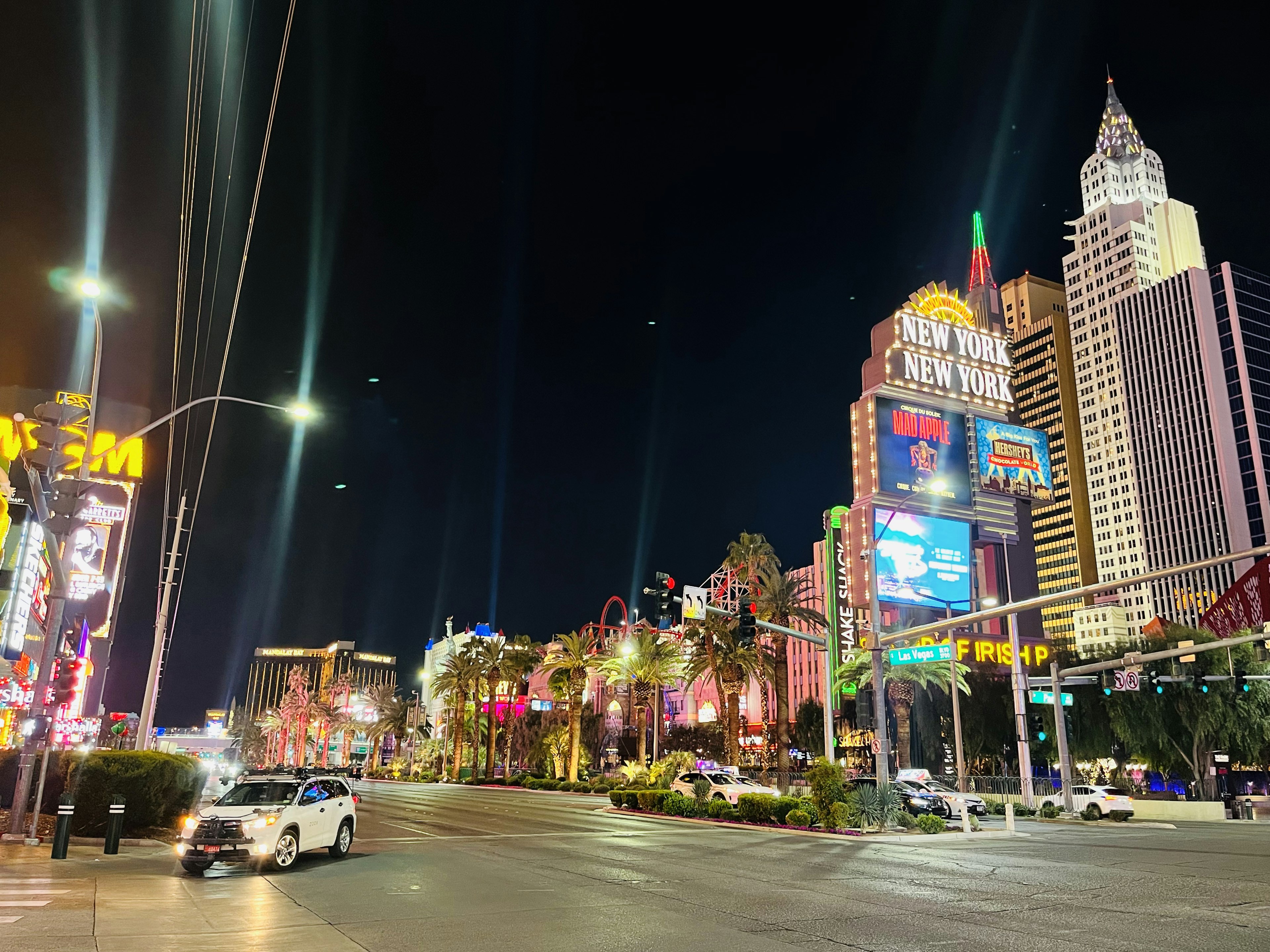 Vista nocturna de Las Vegas con rascacielos y luces de neón coloridas