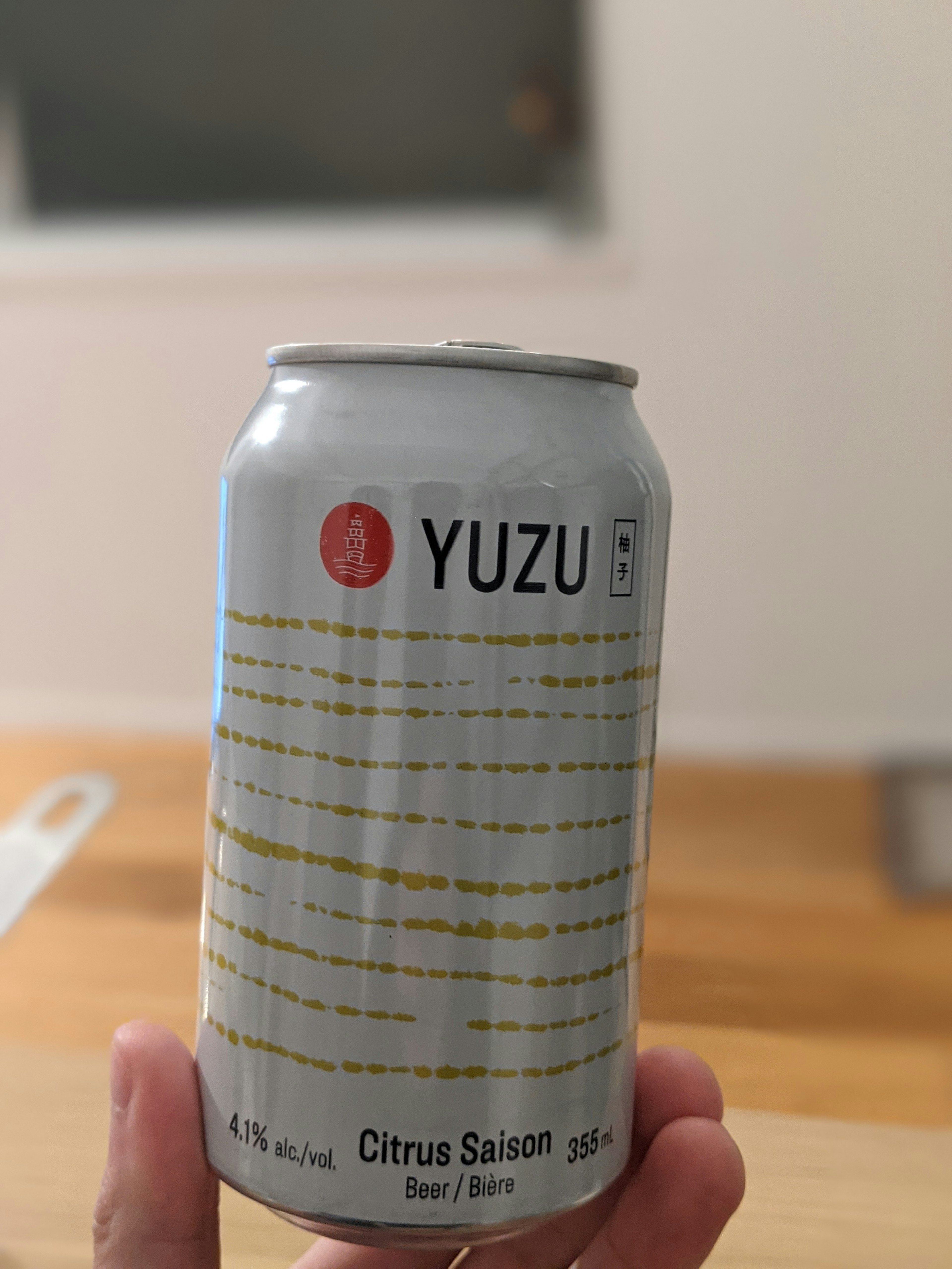 Una mano che tiene una lattina di birra al yuzu