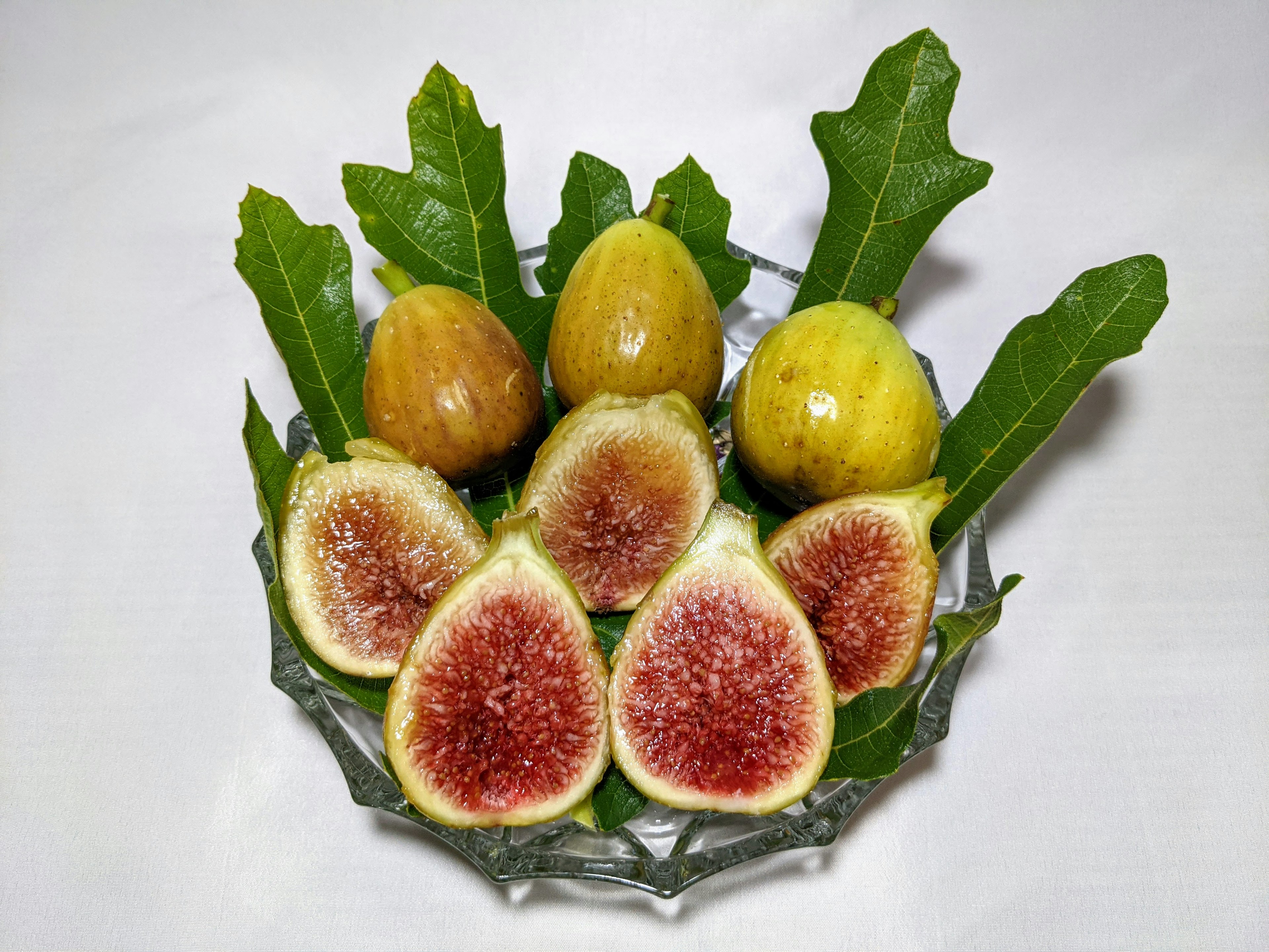 Une belle présentation de figues et de feuilles dans un plat