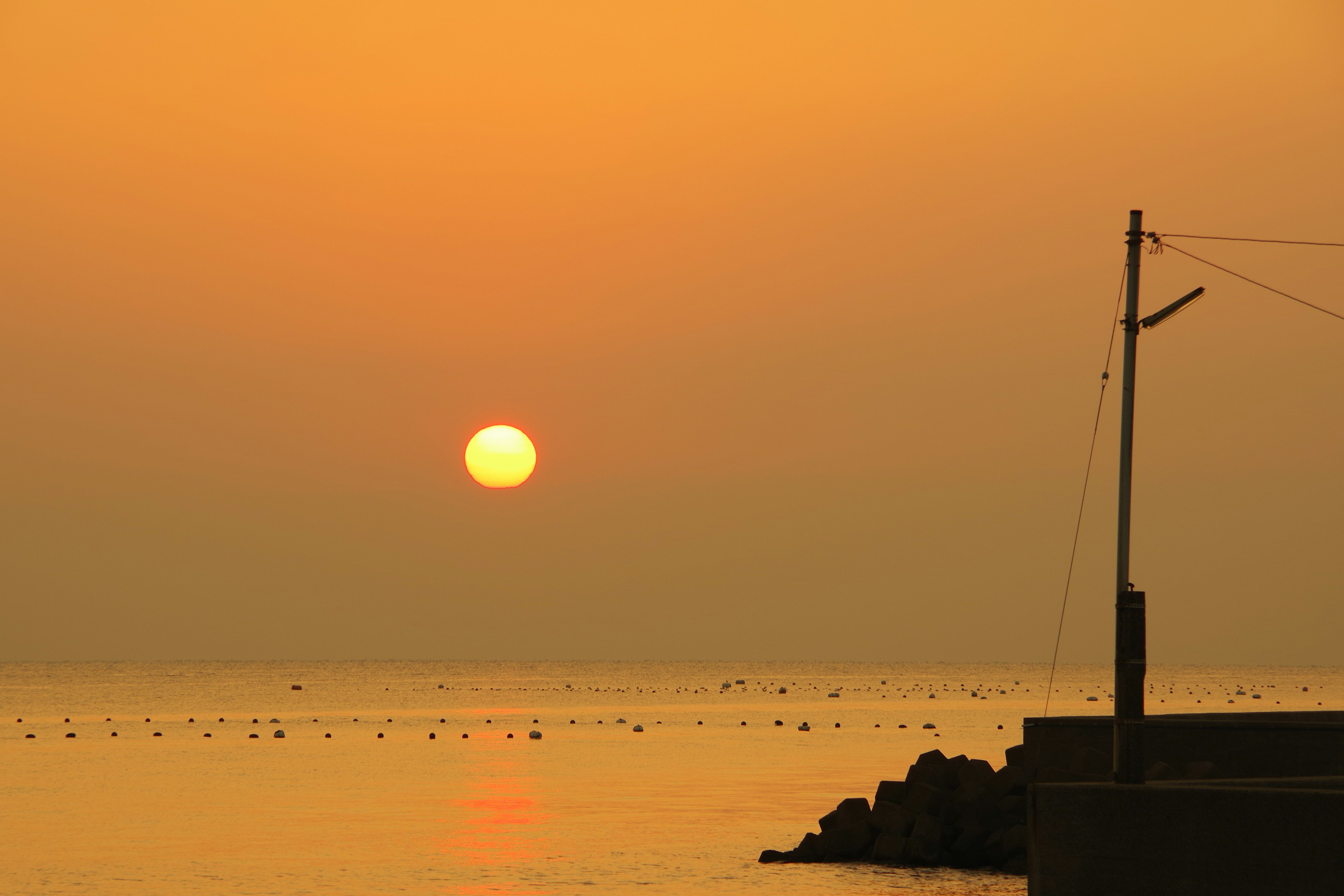 夕日が海に沈む美しい景色と静かな波