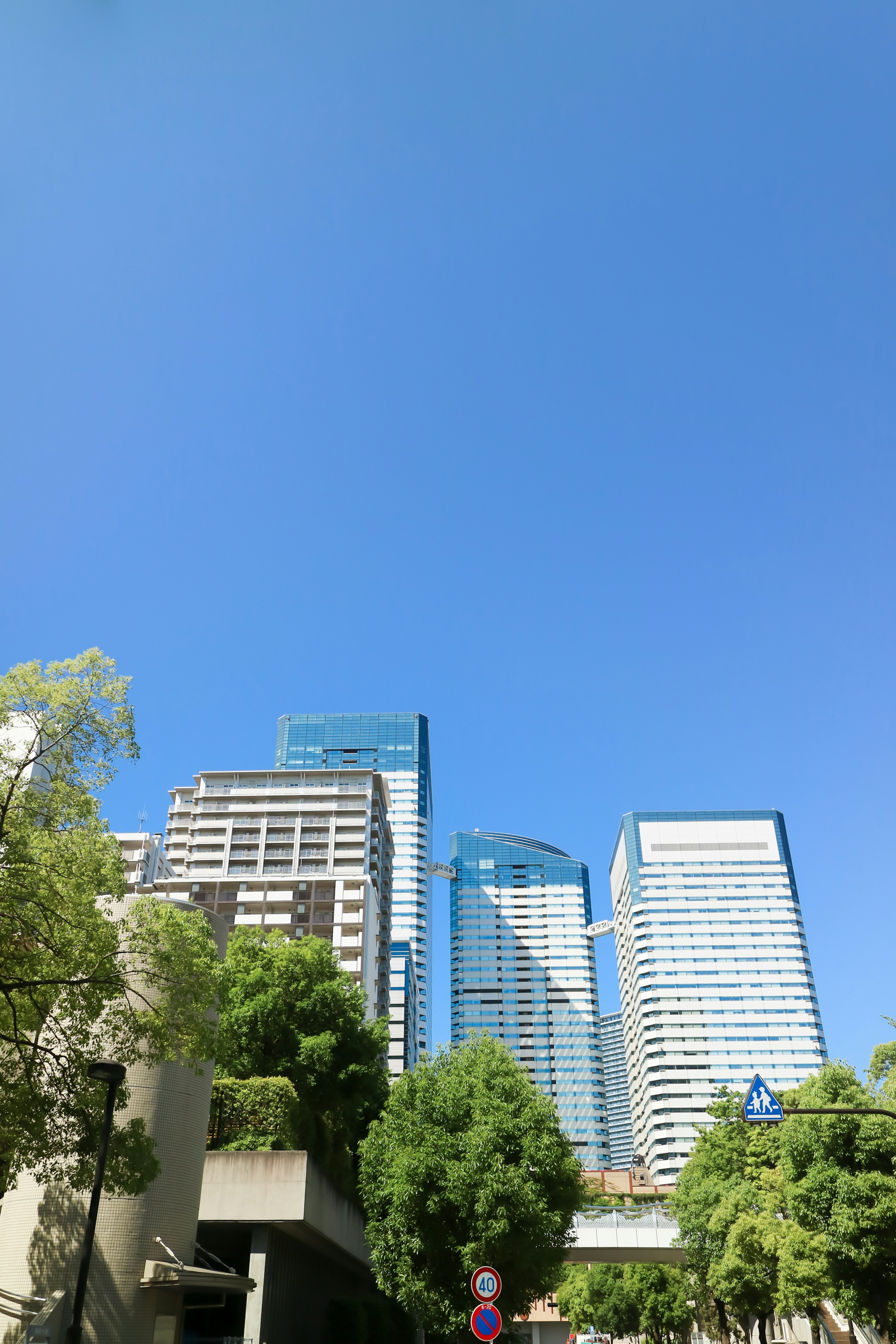 Eine Skyline hoher Gebäude unter einem klaren blauen Himmel