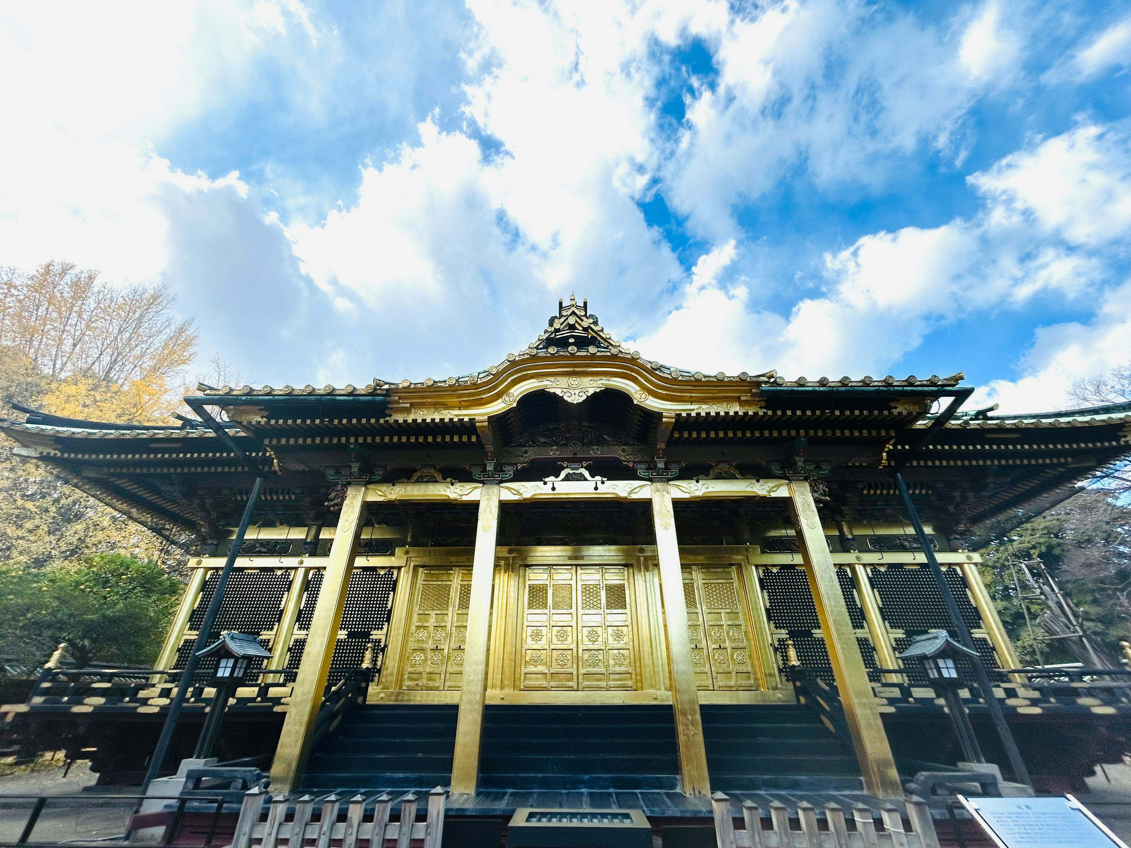 Edificio de santuario dorado bajo un cielo azul