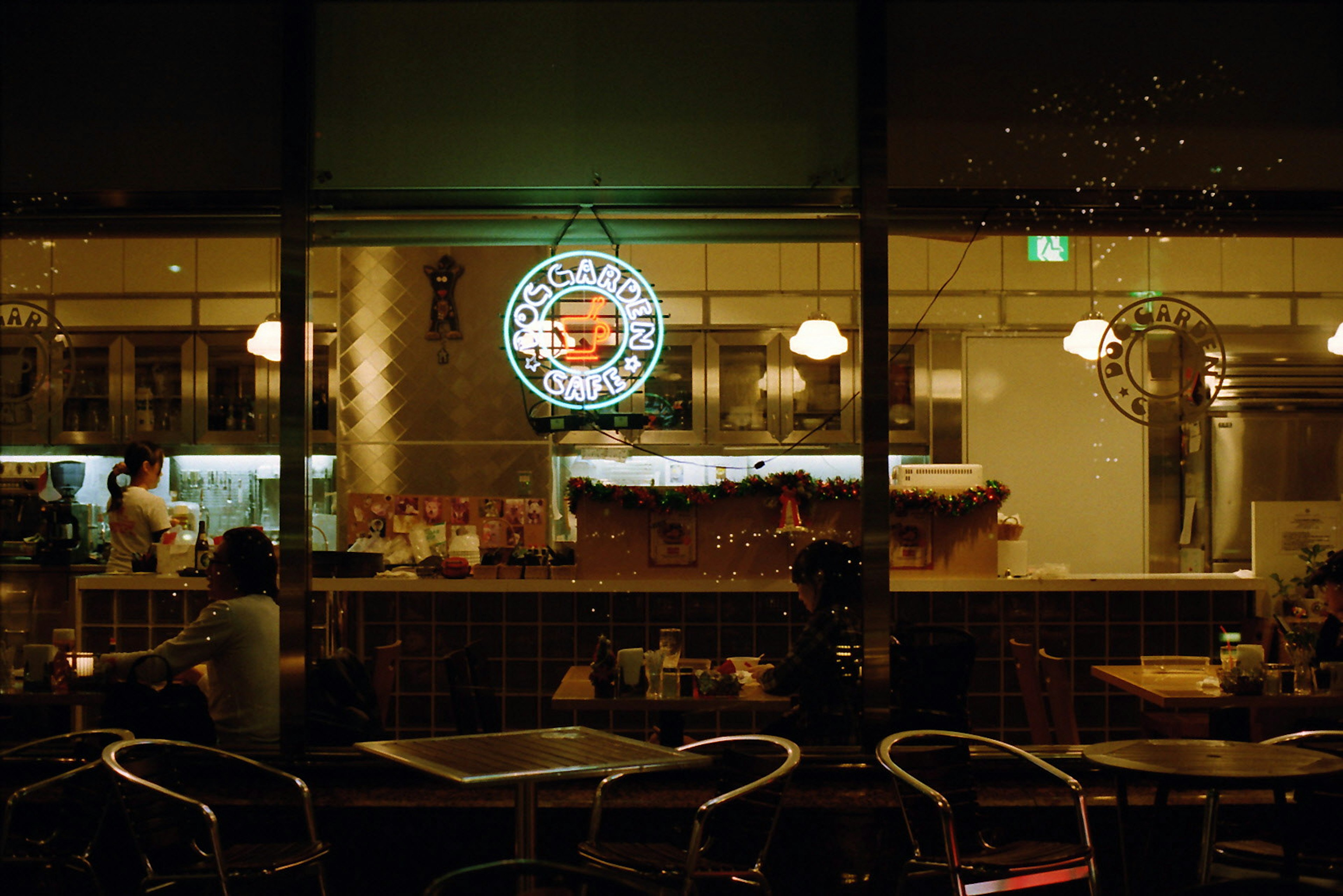 Vista dell'interno di un caffè attraverso una finestra l'illuminazione calda crea un'atmosfera accogliente