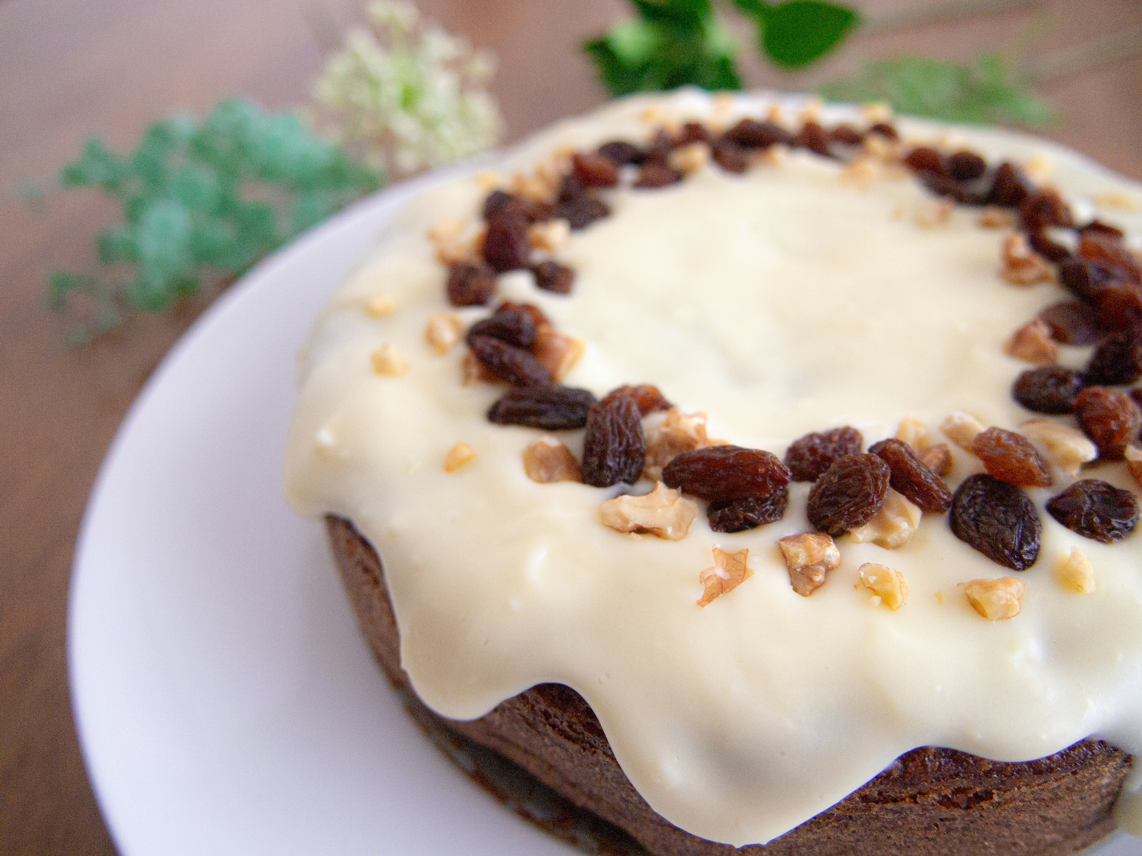 Pastel de chocolate cubierto con glaseado blanco y pasas