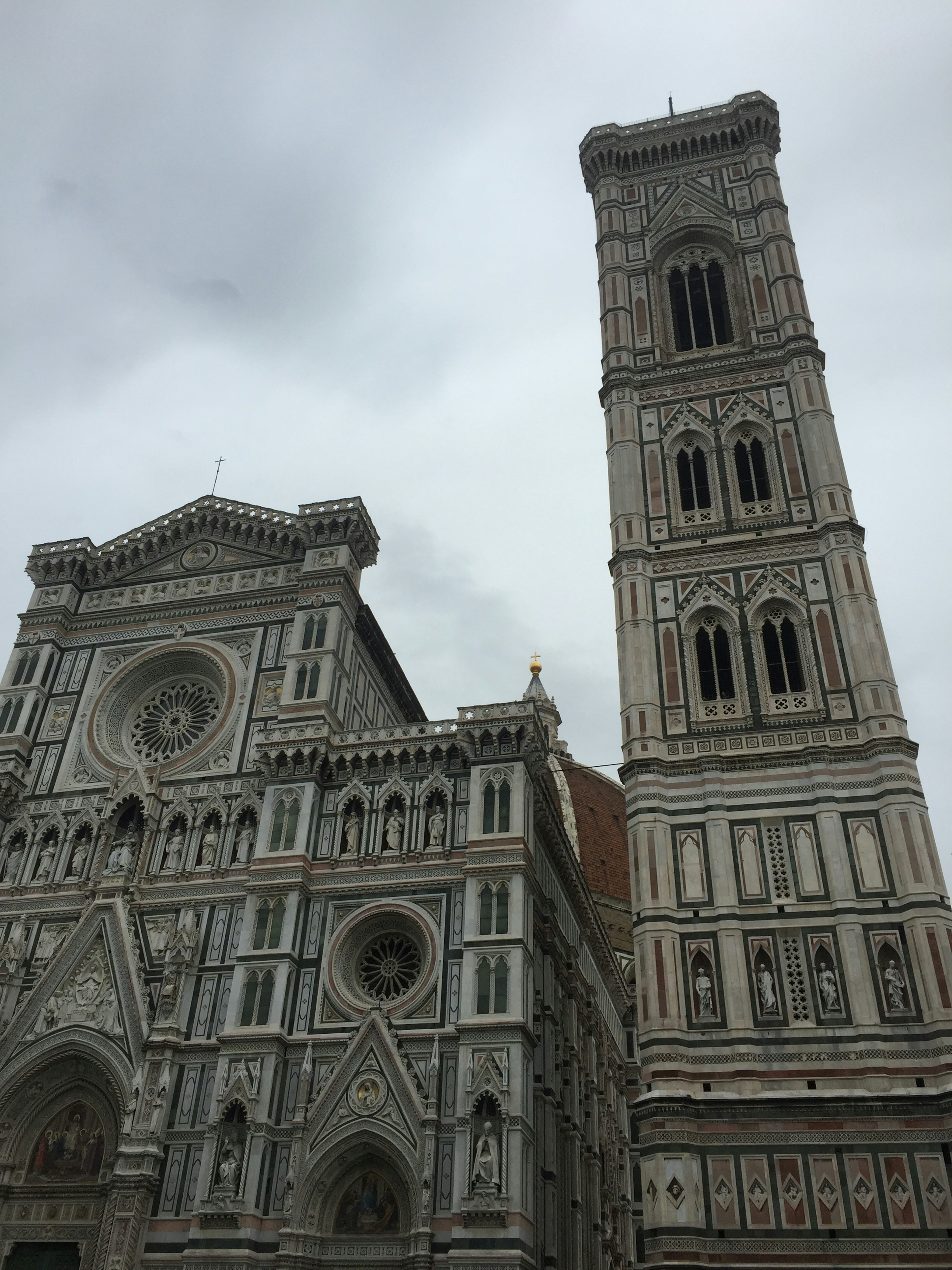 Superbe extérieur du Duomo de Florence et du Campanile de Giotto