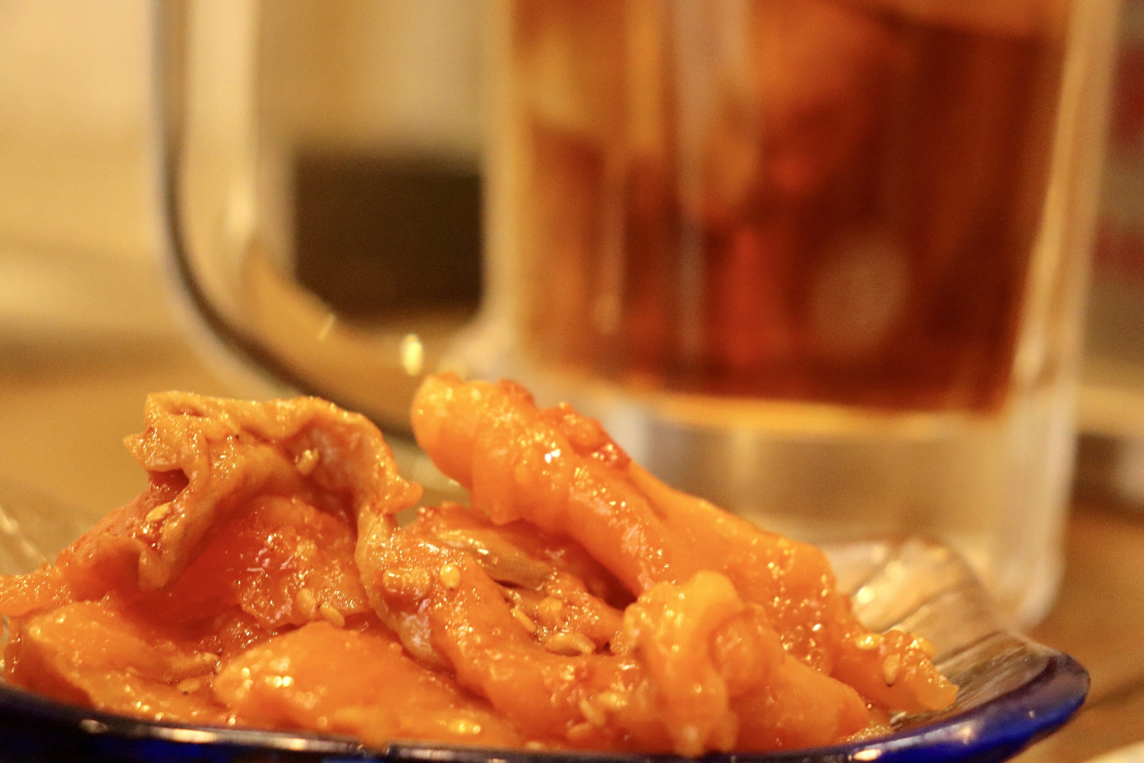 皿に盛られた甘いお菓子と背景の飲み物