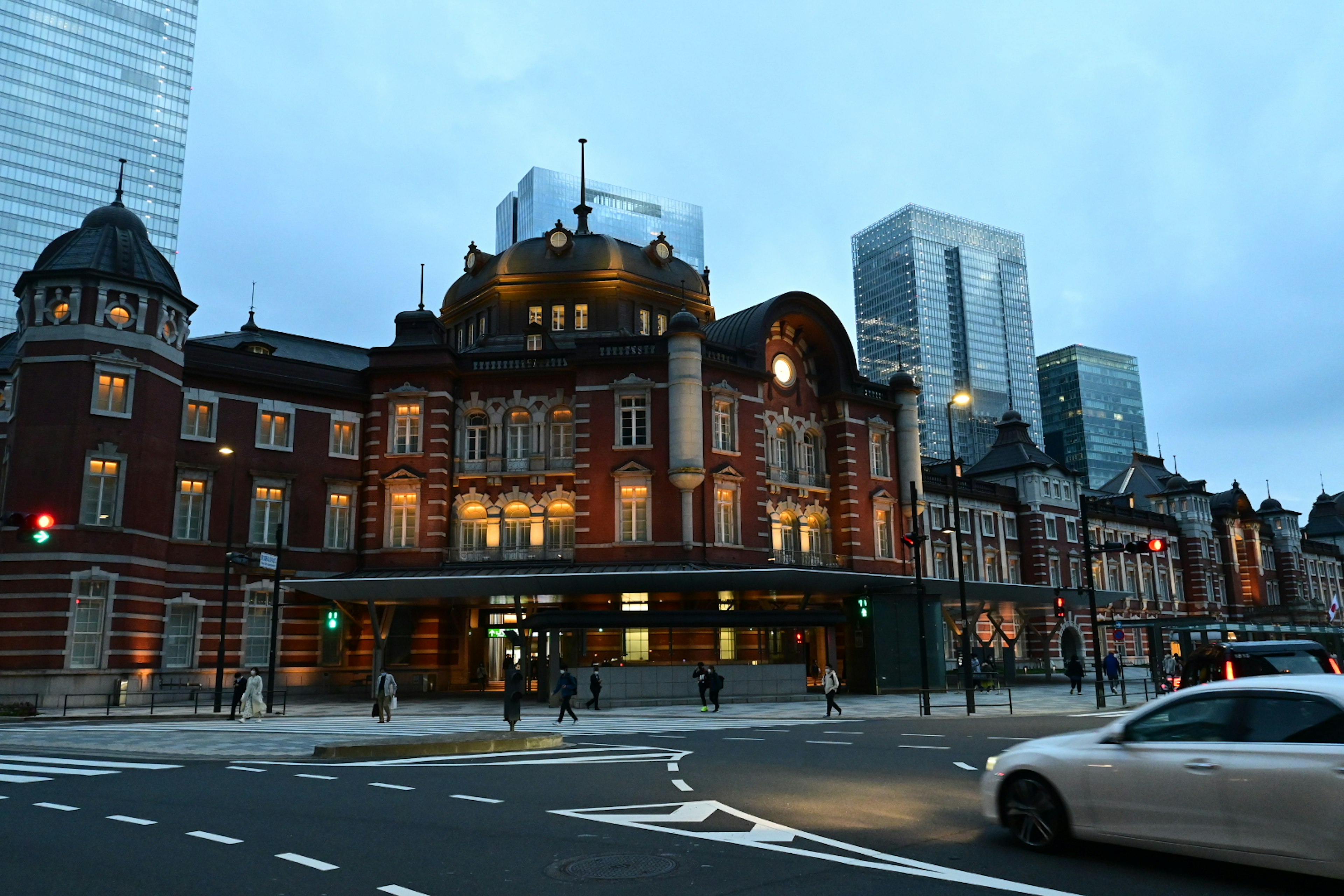 La stazione di Tokyo splendidamente illuminata di notte con grattacieli moderni