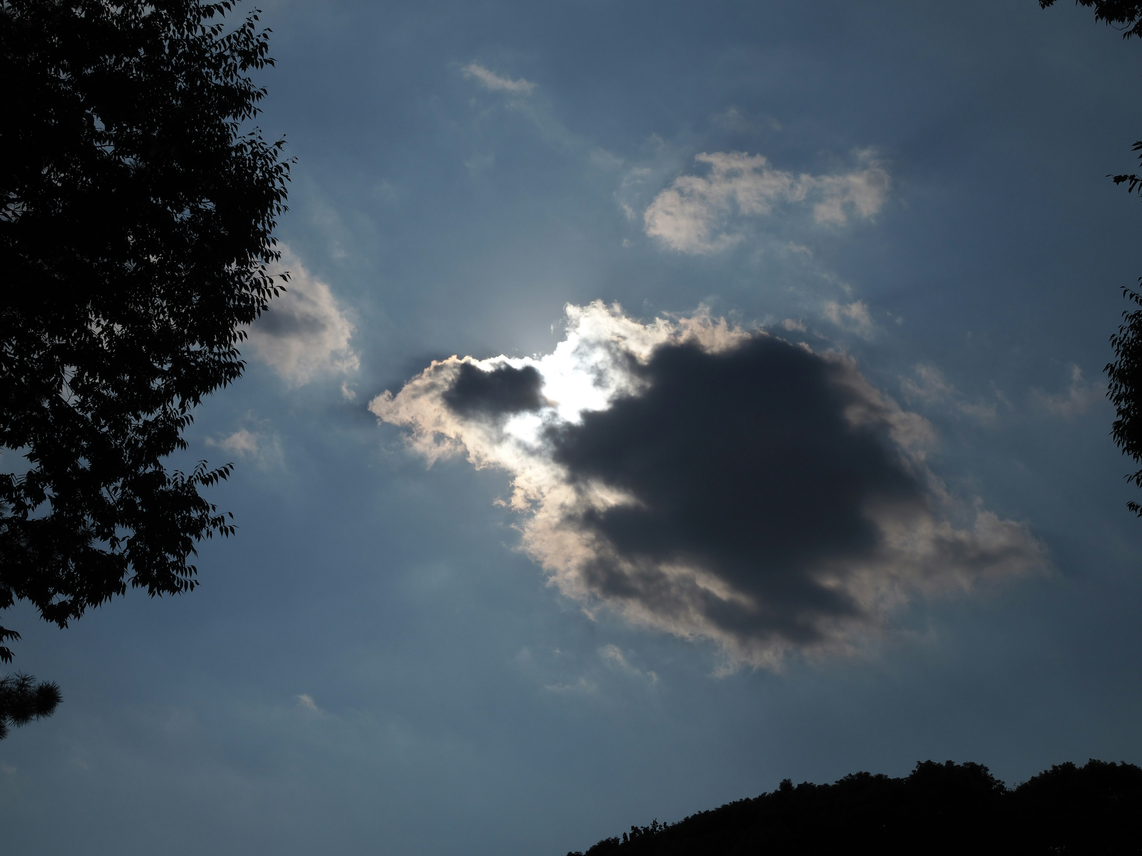 Himmelsansicht mit Sonnenlicht, das durch Wolken scheint