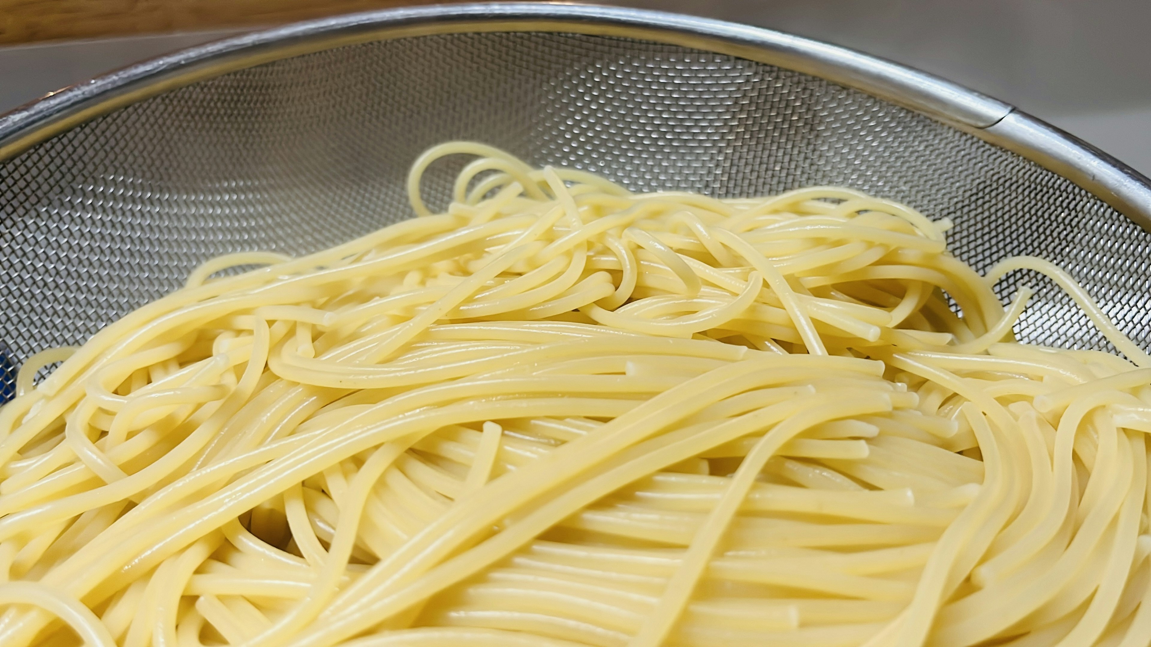 Cooked spaghetti in a colander