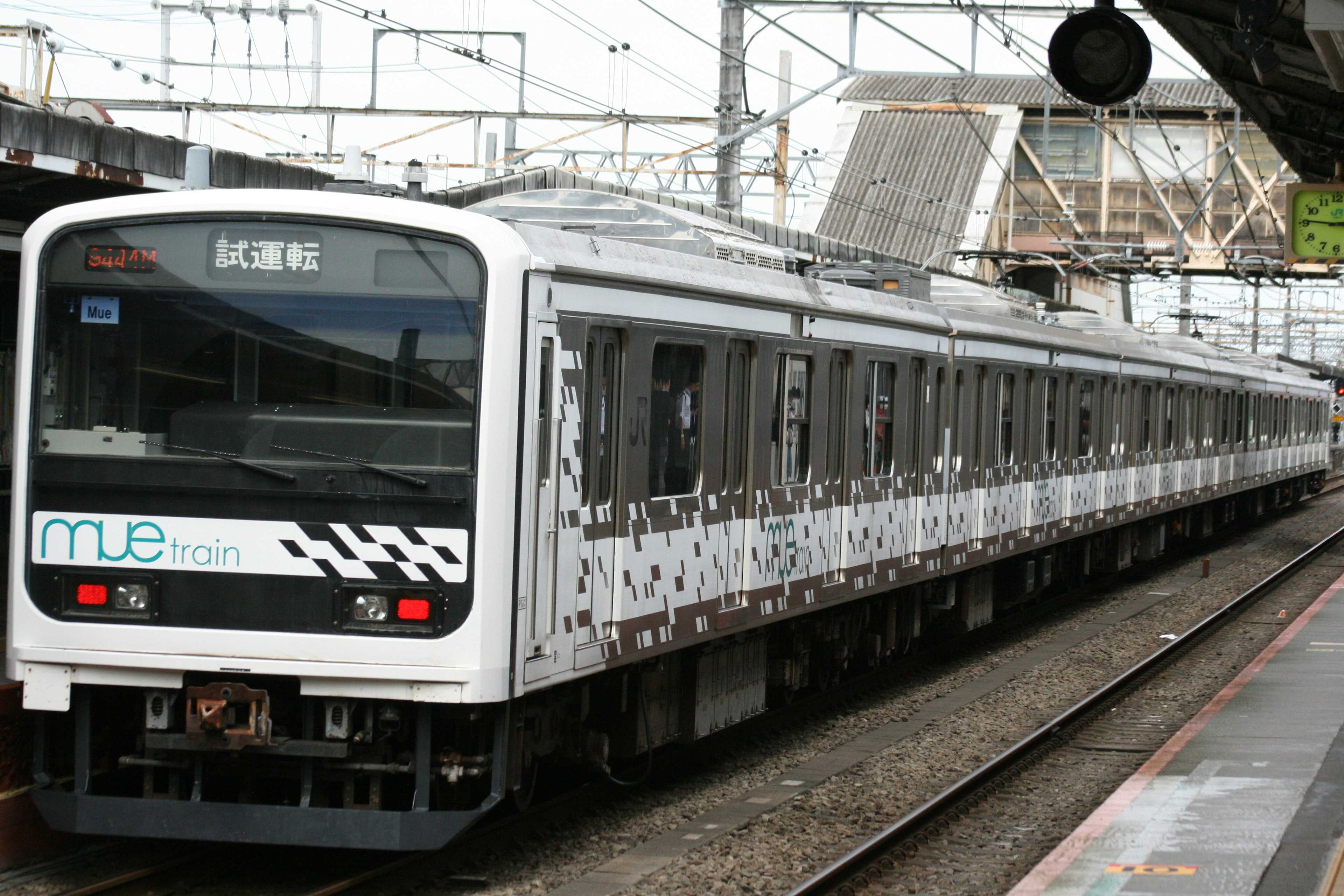 Un tren blanco estacionado en una estación