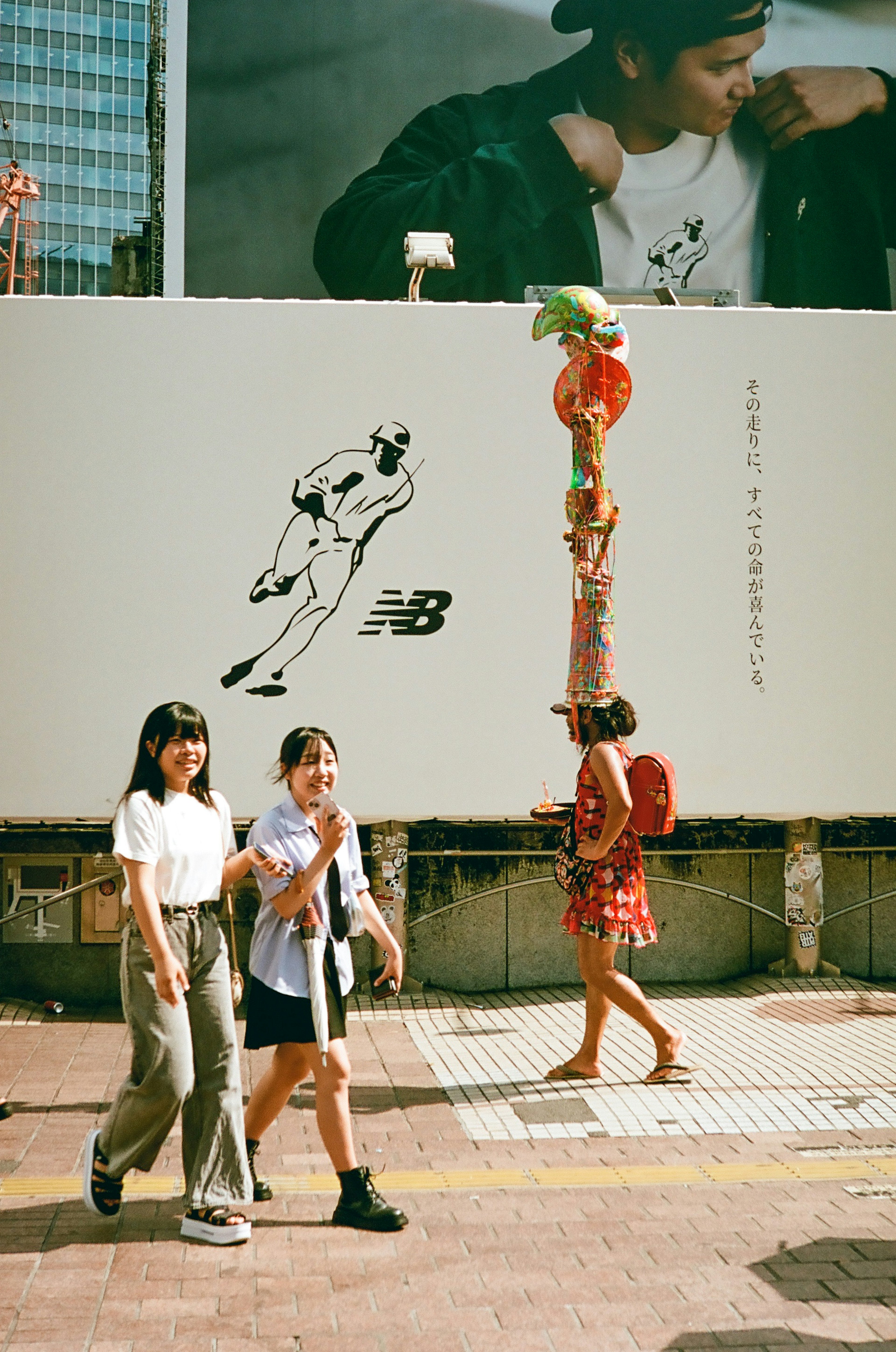 街を歩く二人の女性と広告看板のある風景