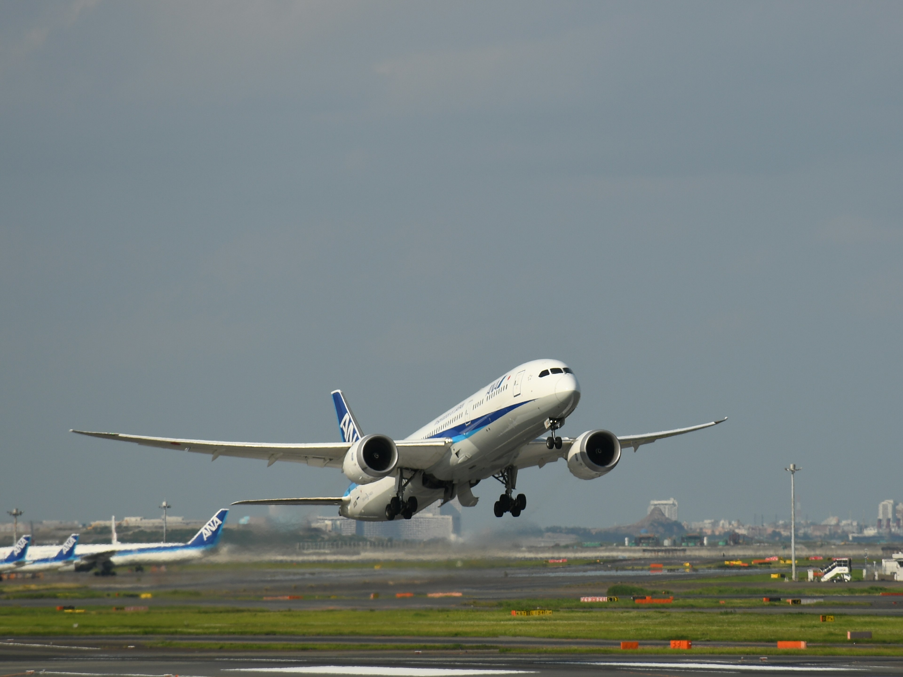 Bild eines Flugzeugs, das an einem Flughafen abhebt