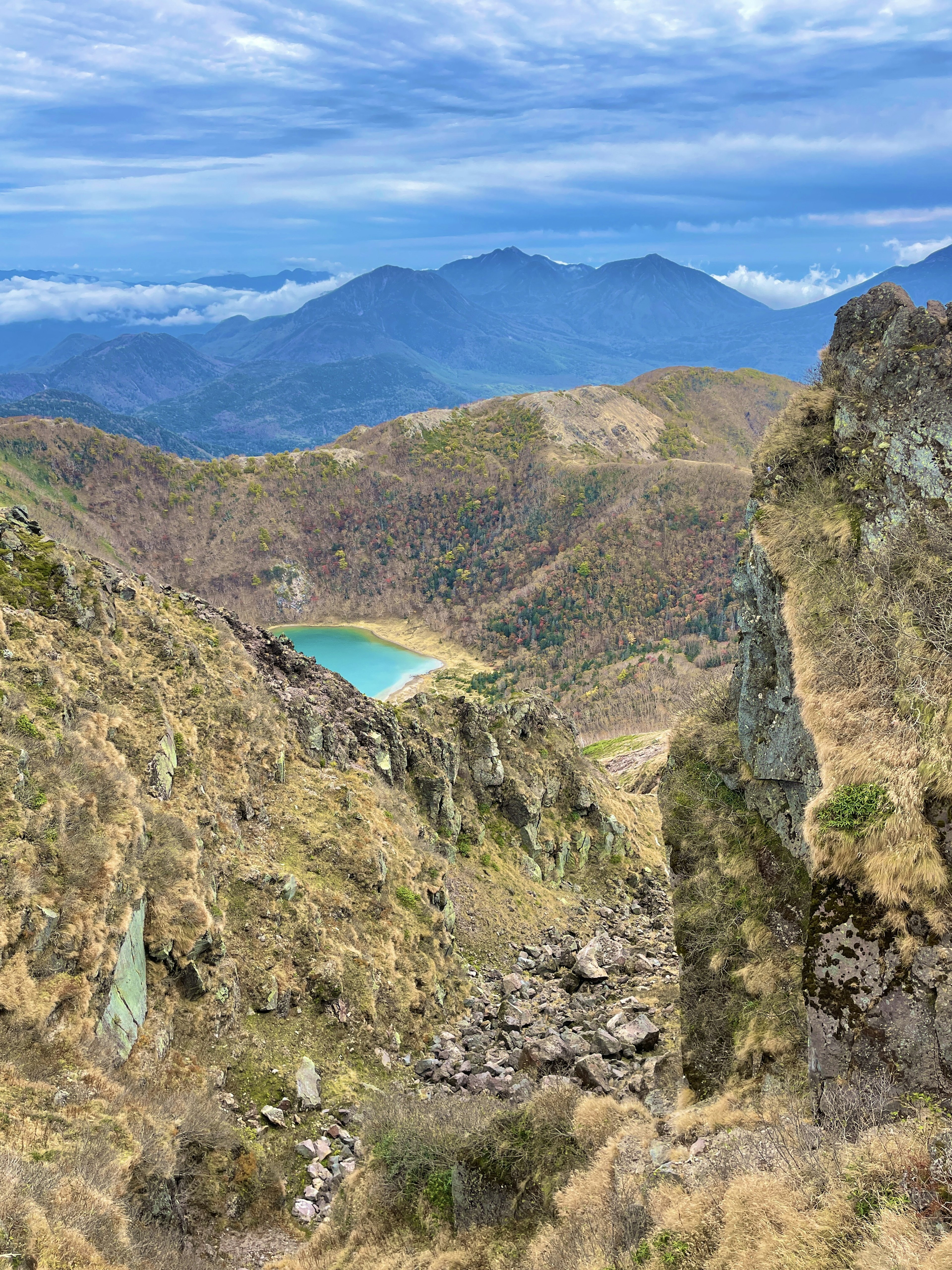 Impresionante paisaje montañoso con un lago turquesa