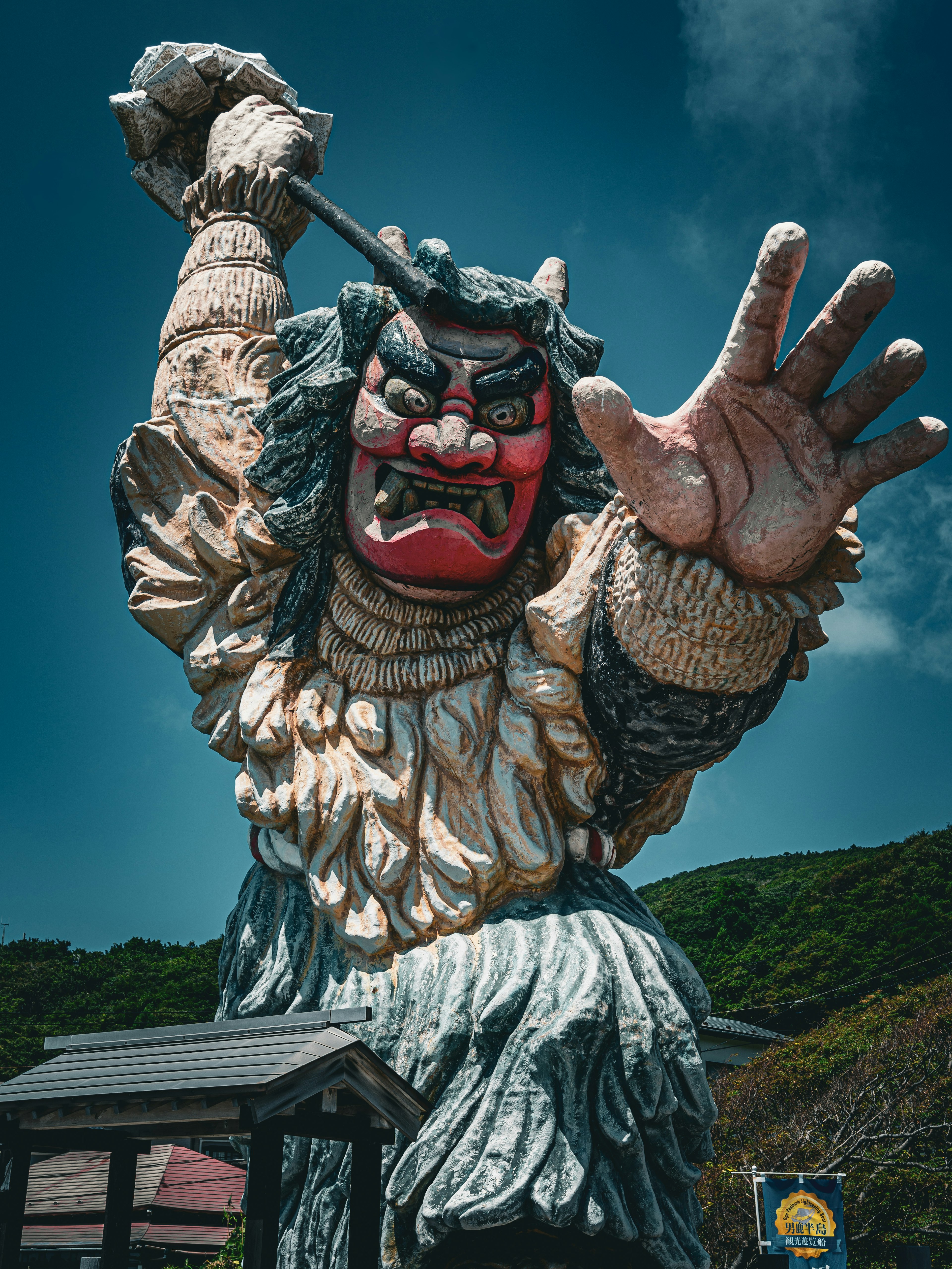 Una estatua de demonio gigante levantando la mano