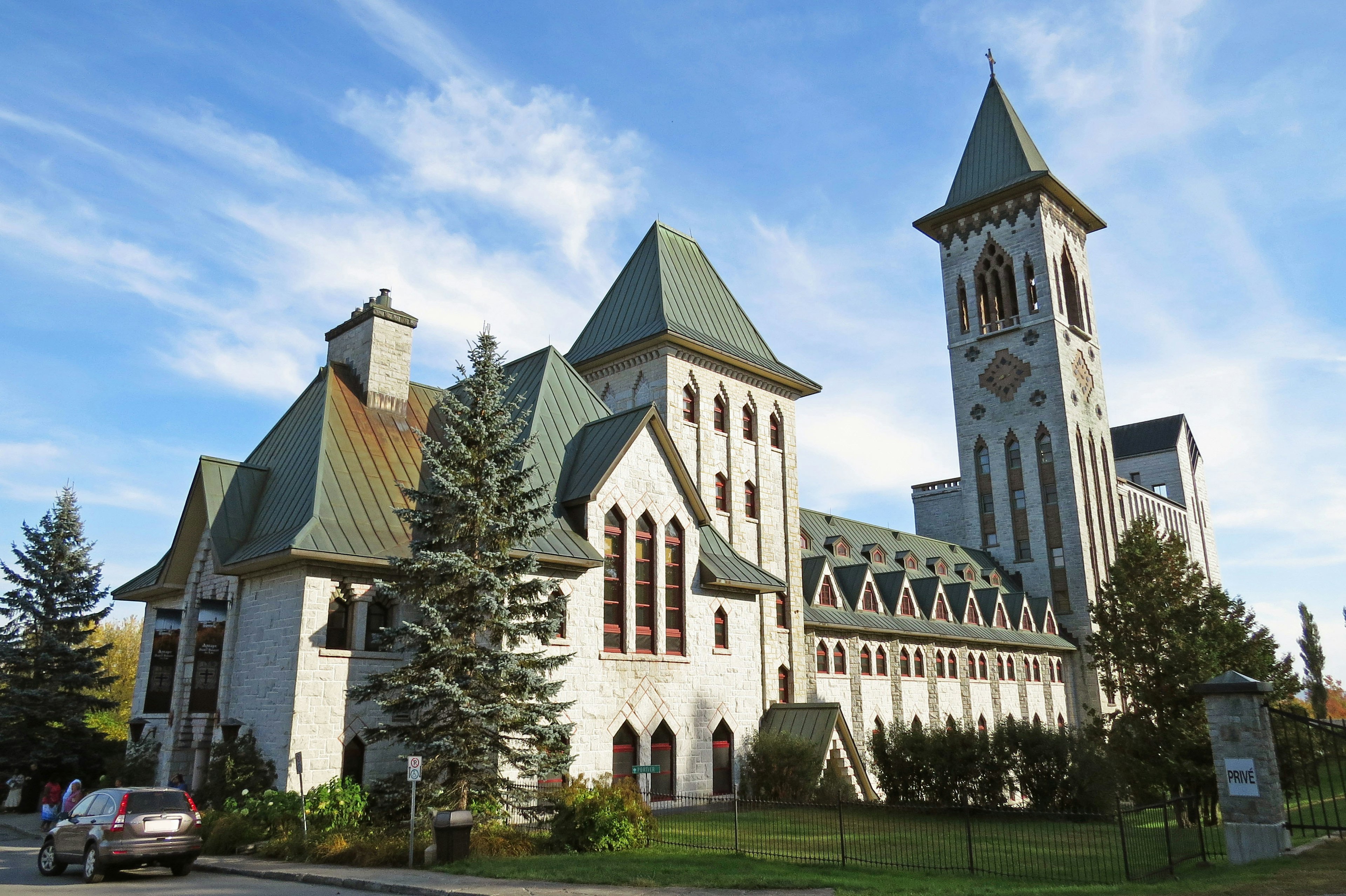 Exterior de una hermosa iglesia con un cielo azul de fondo