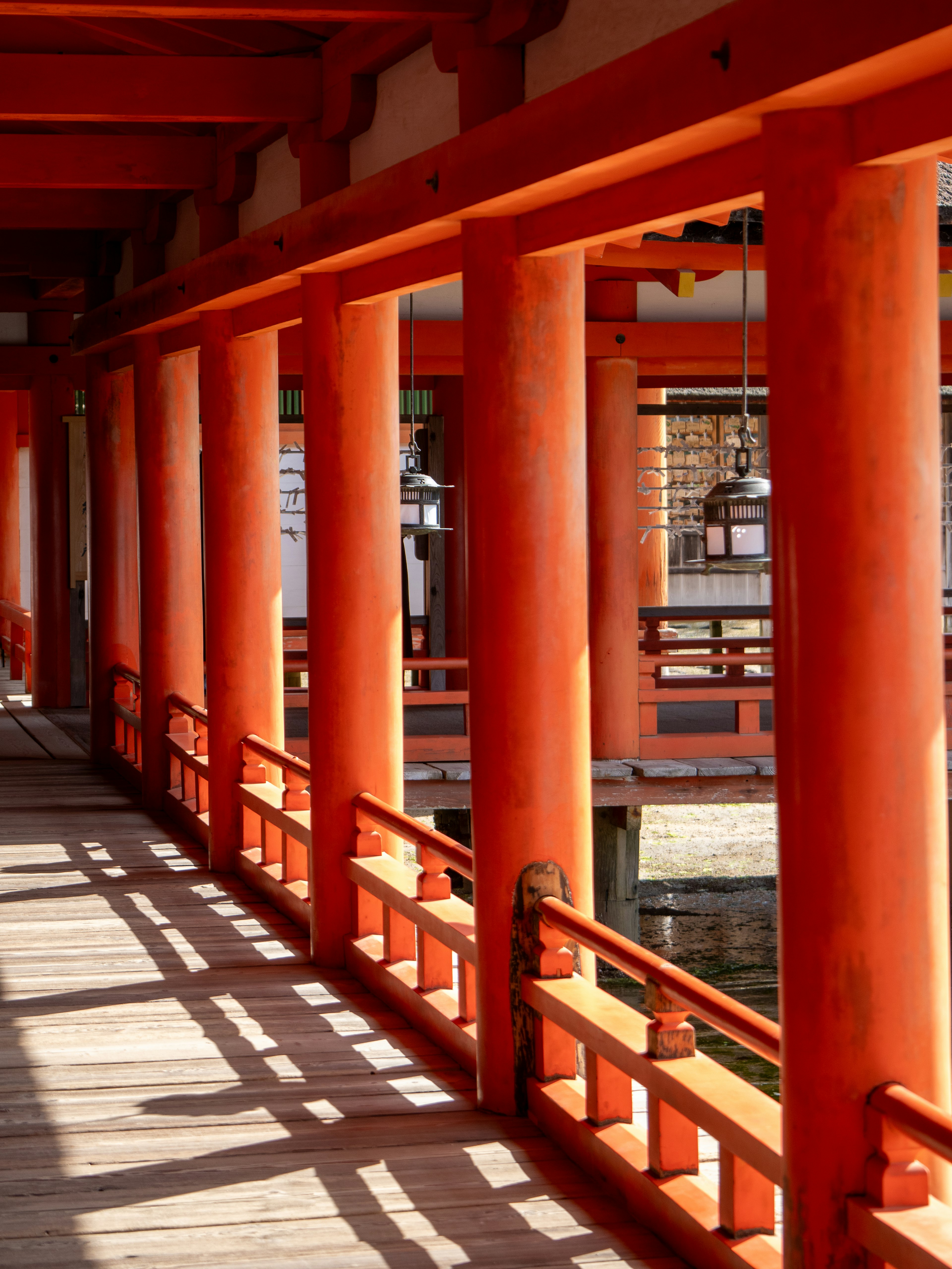 Blick auf einen Flur mit roten Säulen in einem japanischen Schrein