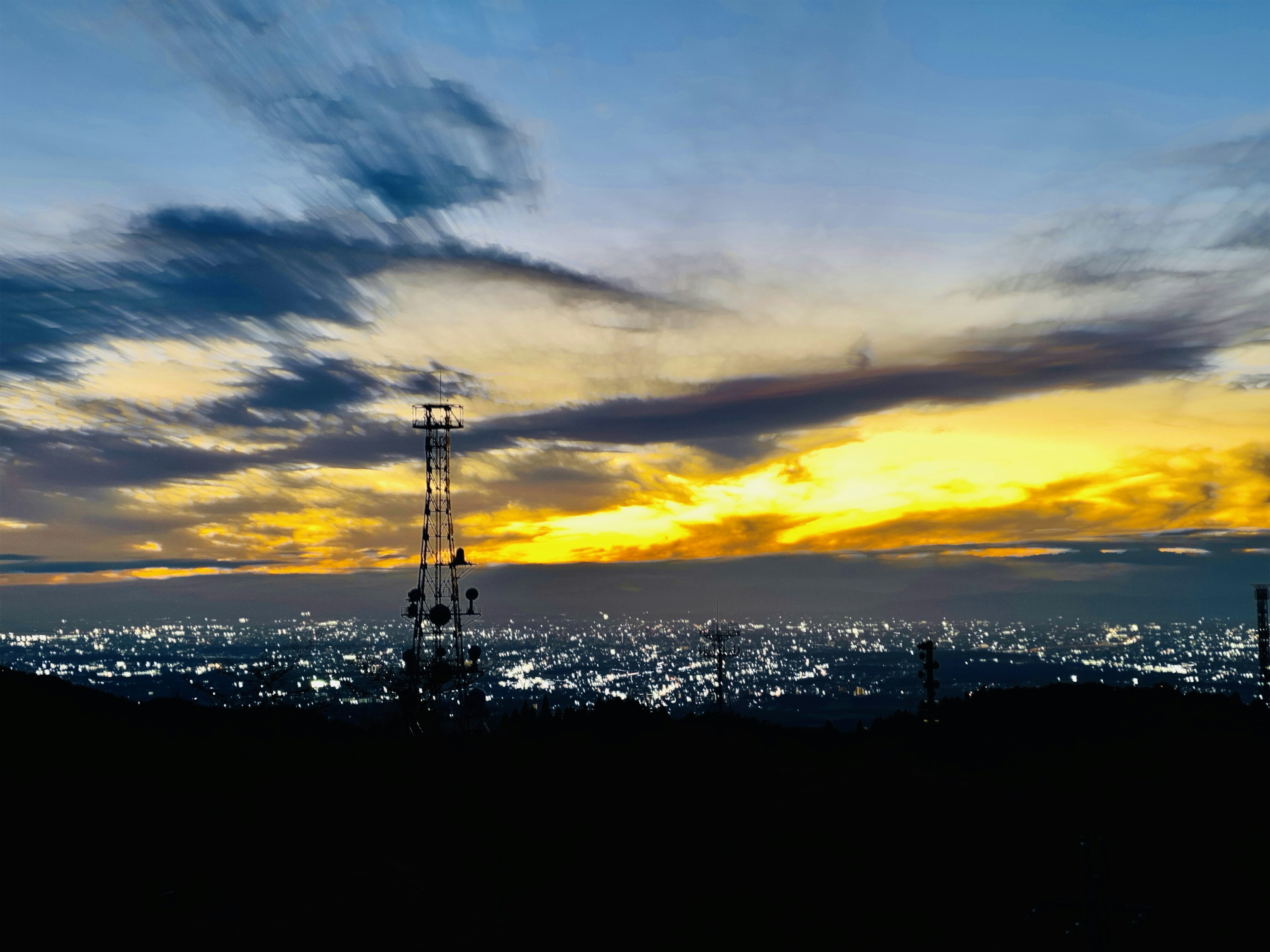 Ciel de coucher de soleil sur une ville avec des tours de communication