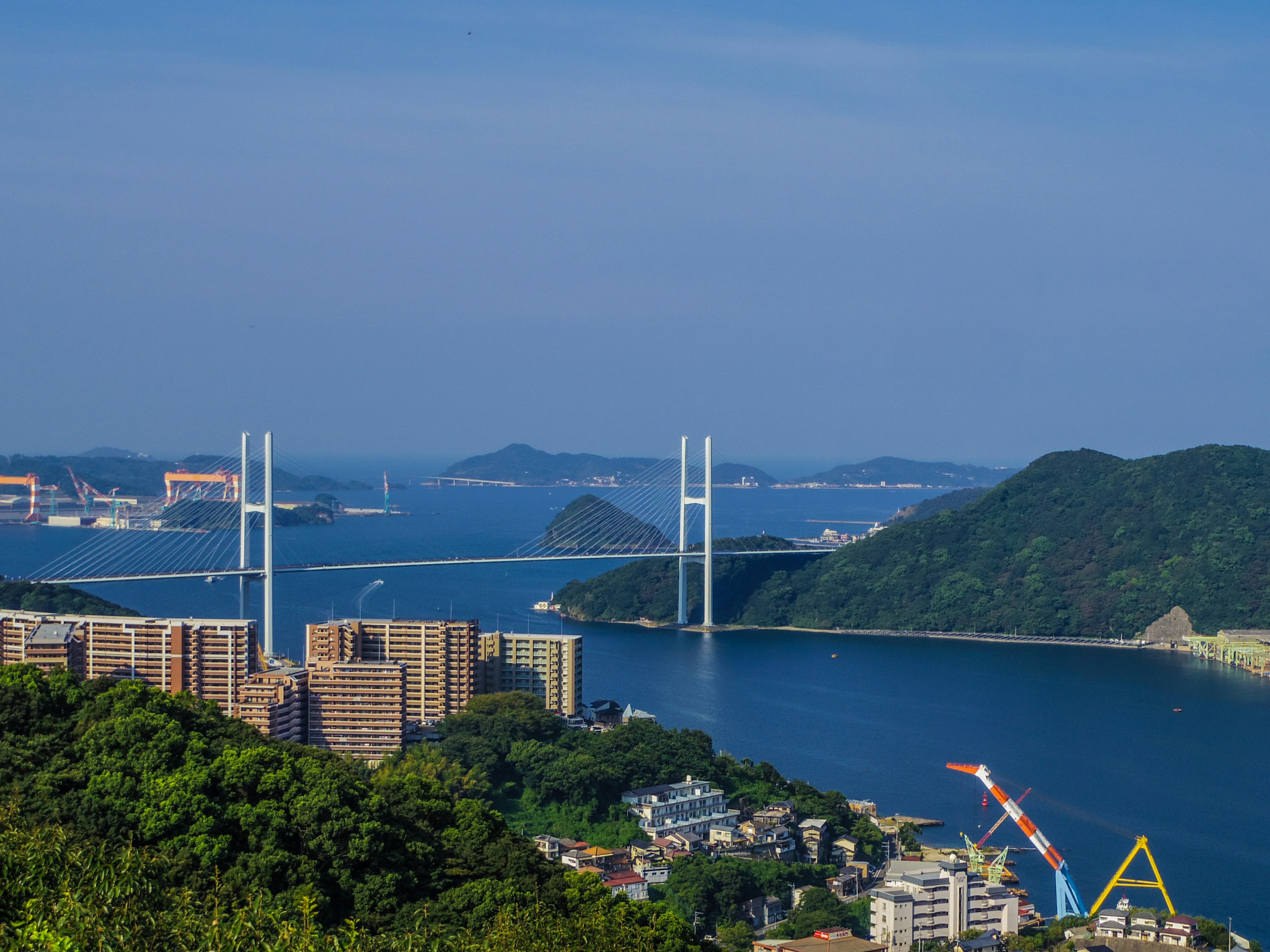 城市風景，橋橫跨藍色水域