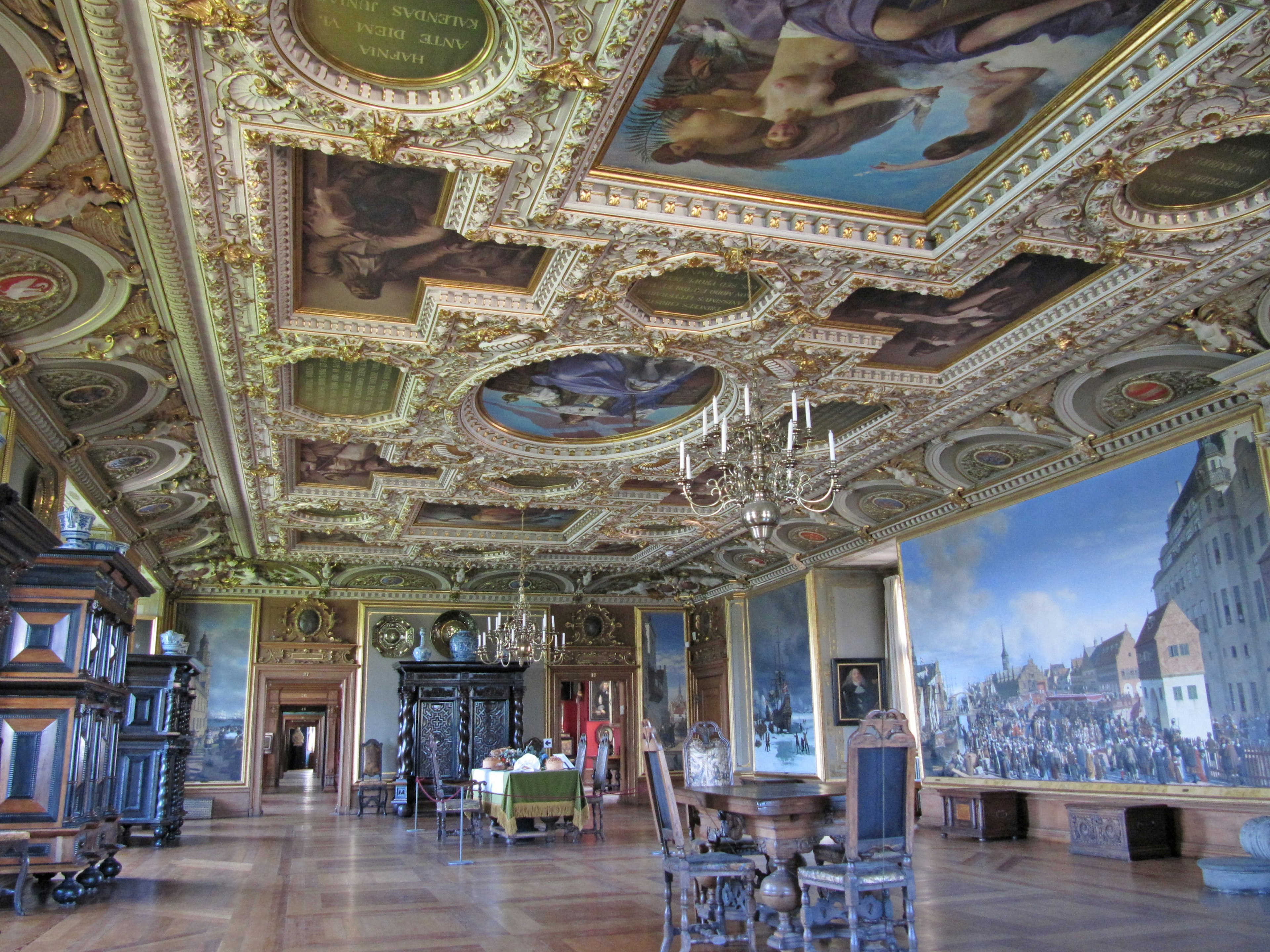 Sala espaciosa con pinturas de techo ornamentadas y decoración lujosa