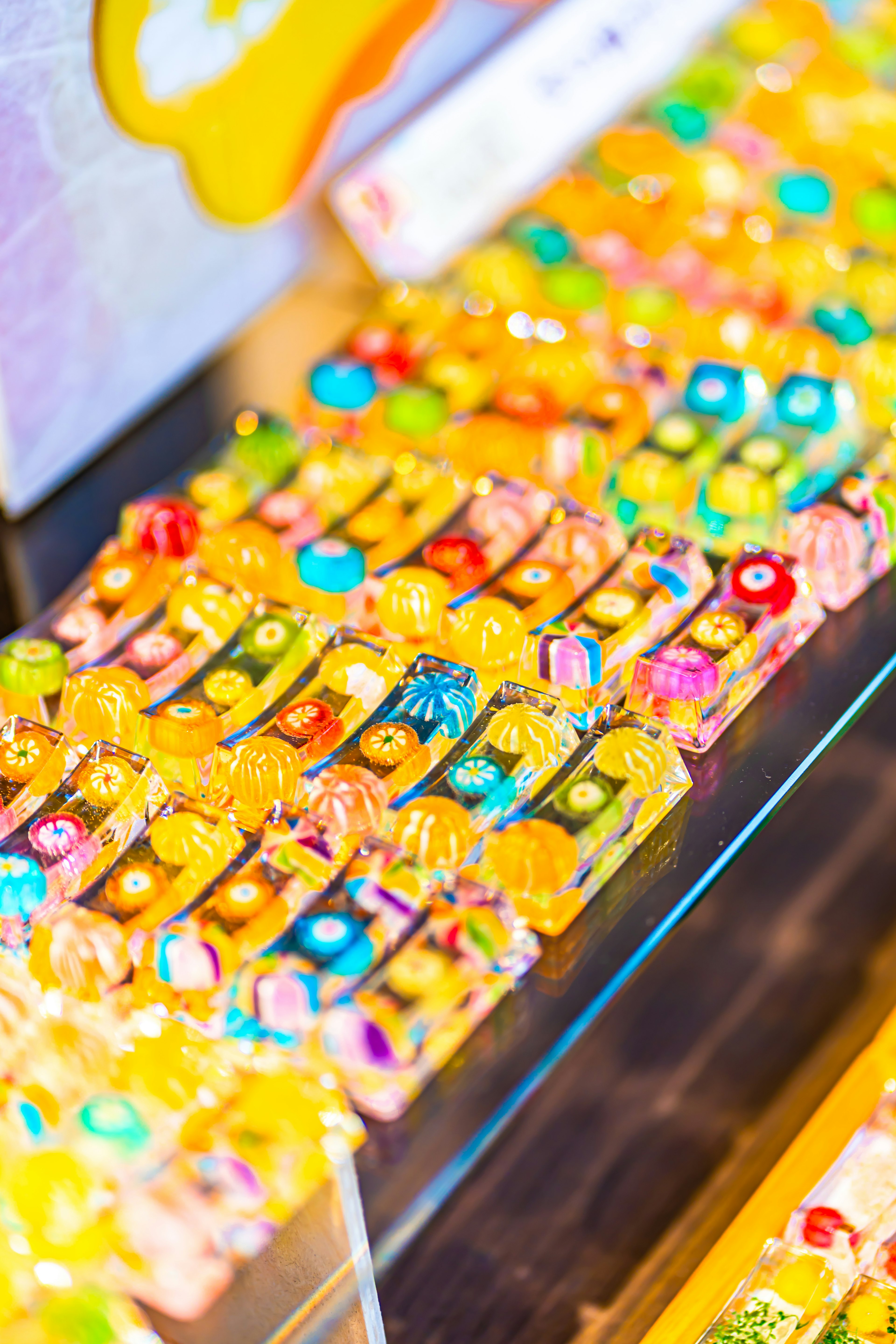 Vitrine de bonbons colorés avec différentes formes et designs