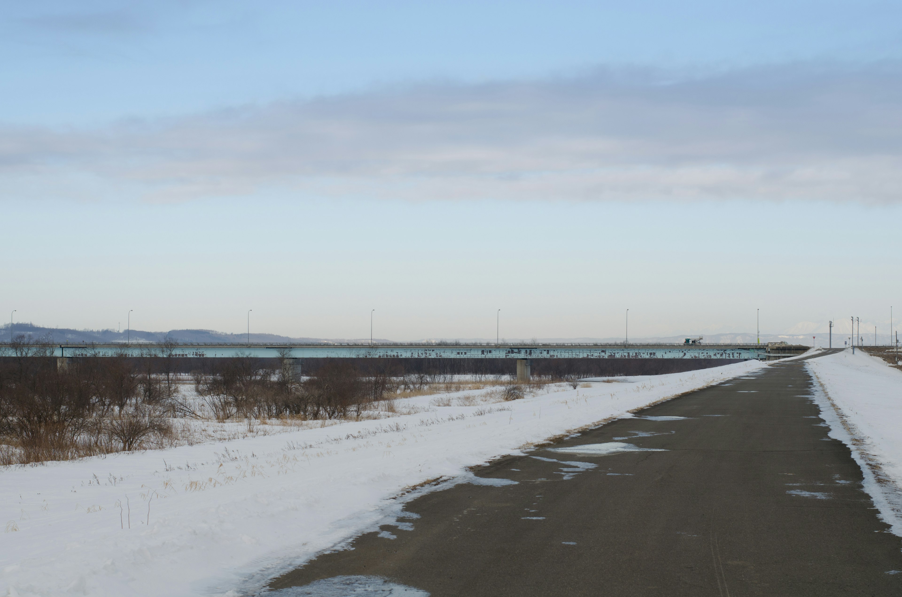 被雪覆蓋的道路延伸至遙遠的地平線