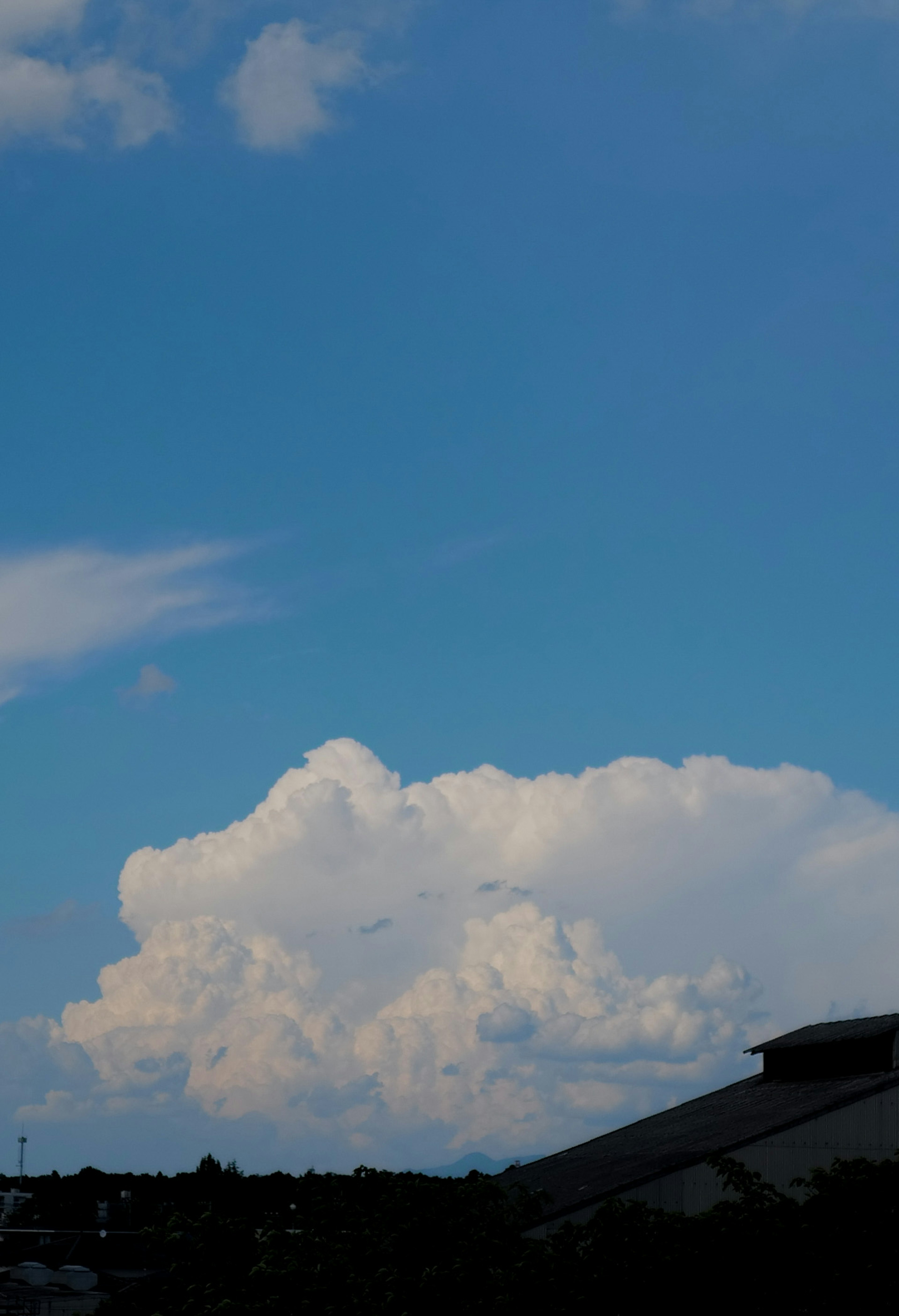 青空に浮かぶ白い雲の風景