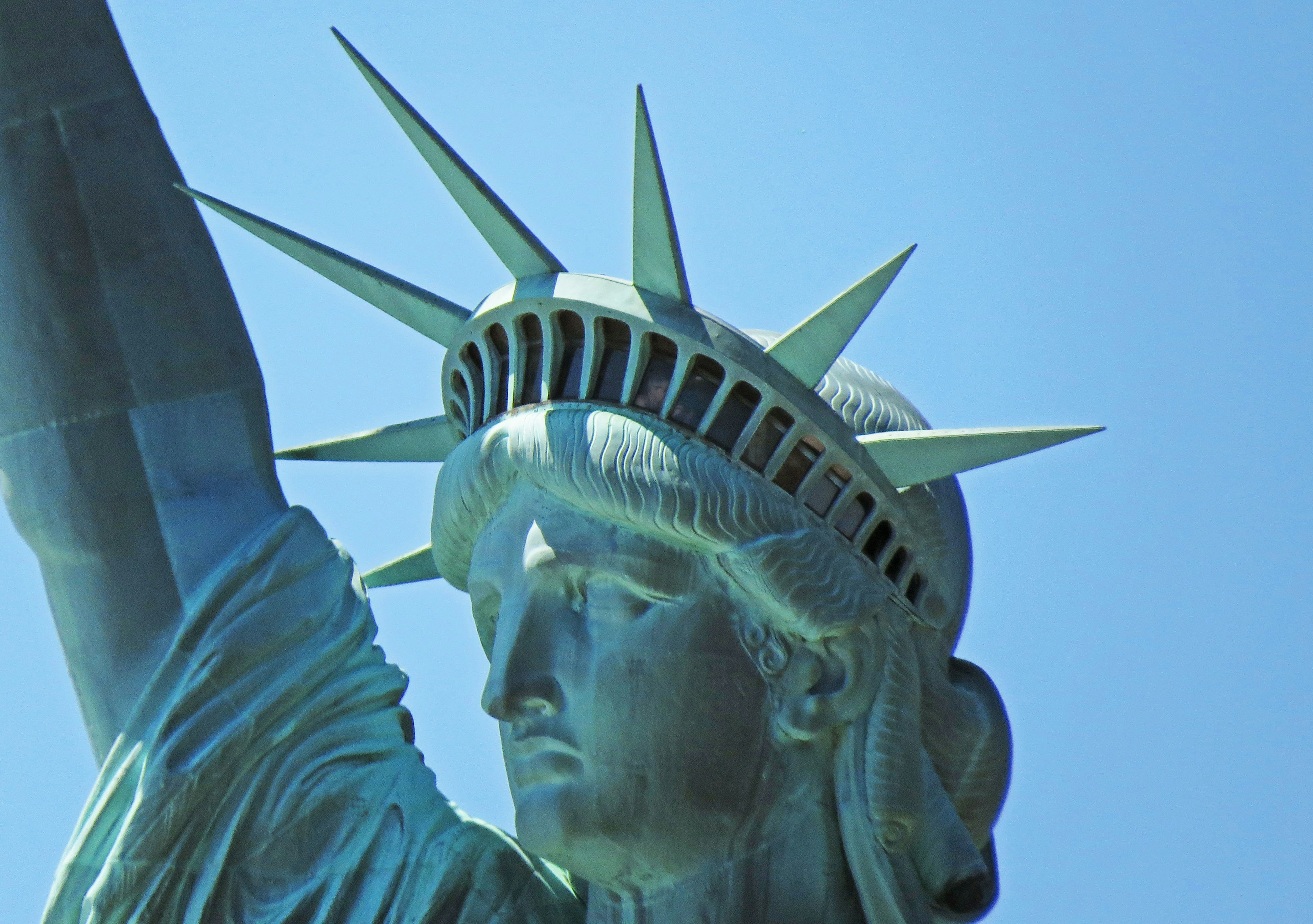 Gros plan du visage et de la couronne de la Statue de la Liberté