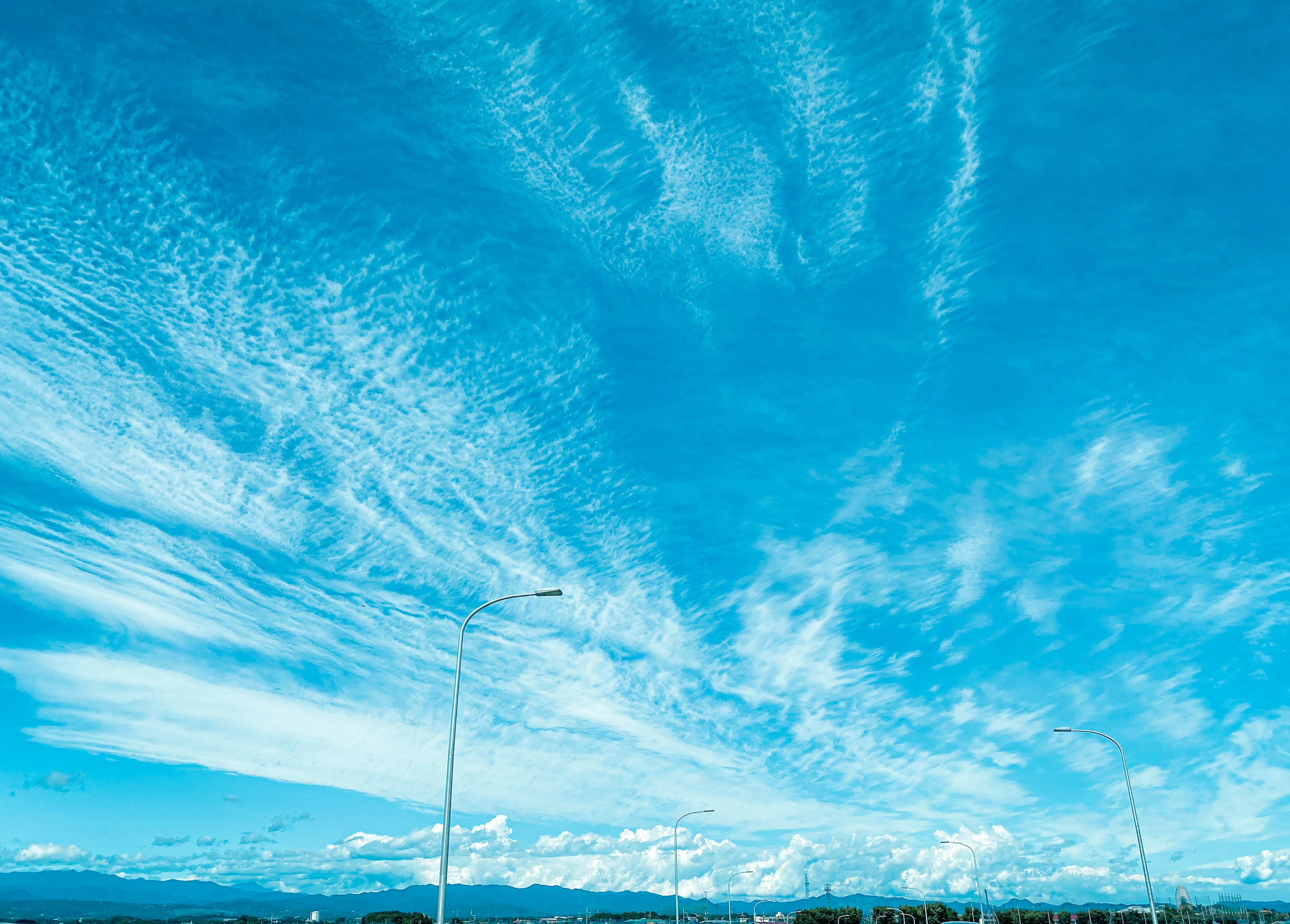 青空に広がる雲の模様と風景