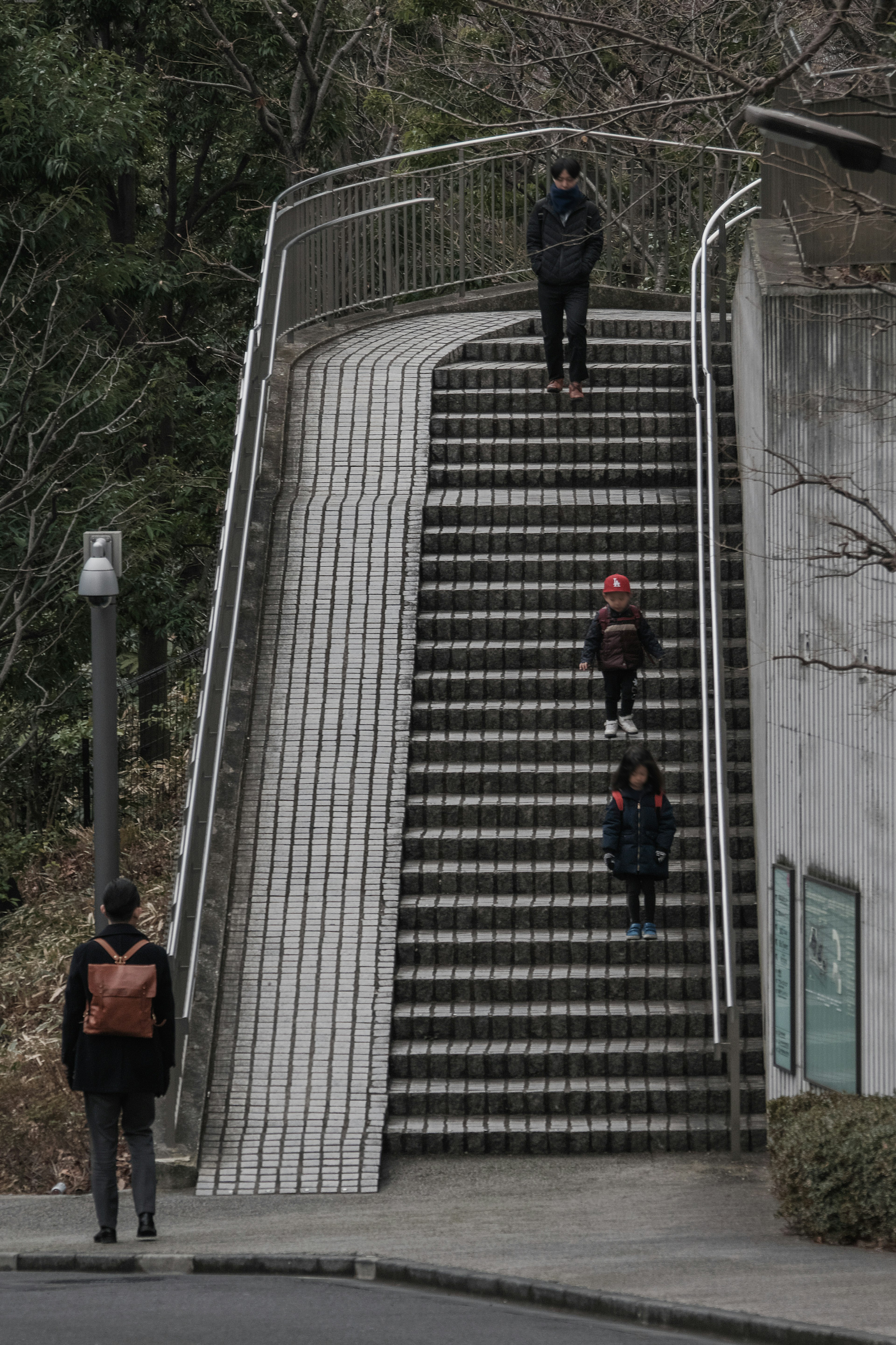 Scène avec des personnes montant et descendant un escalier