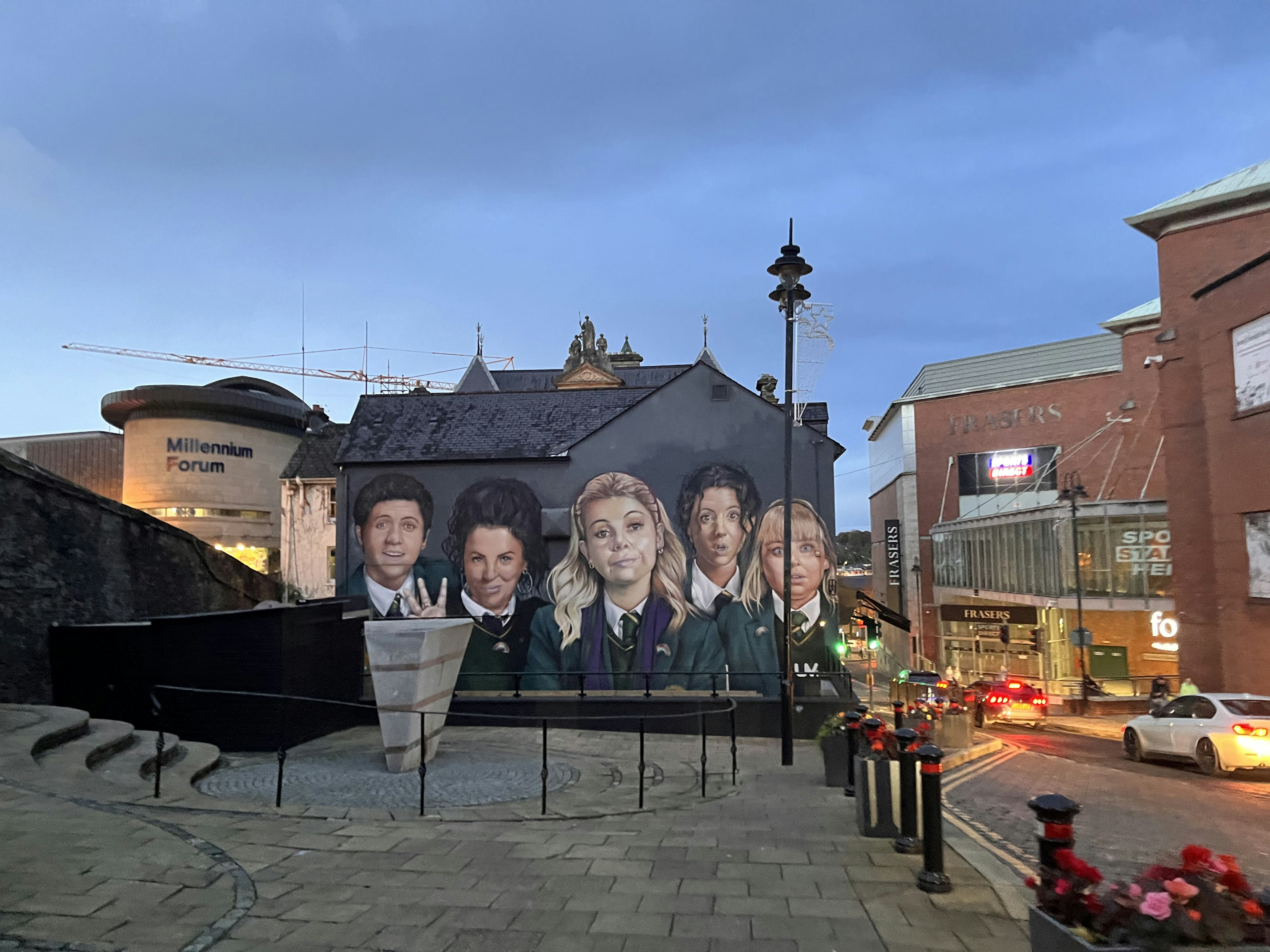 Gran mural en una calle de la ciudad con seis personas