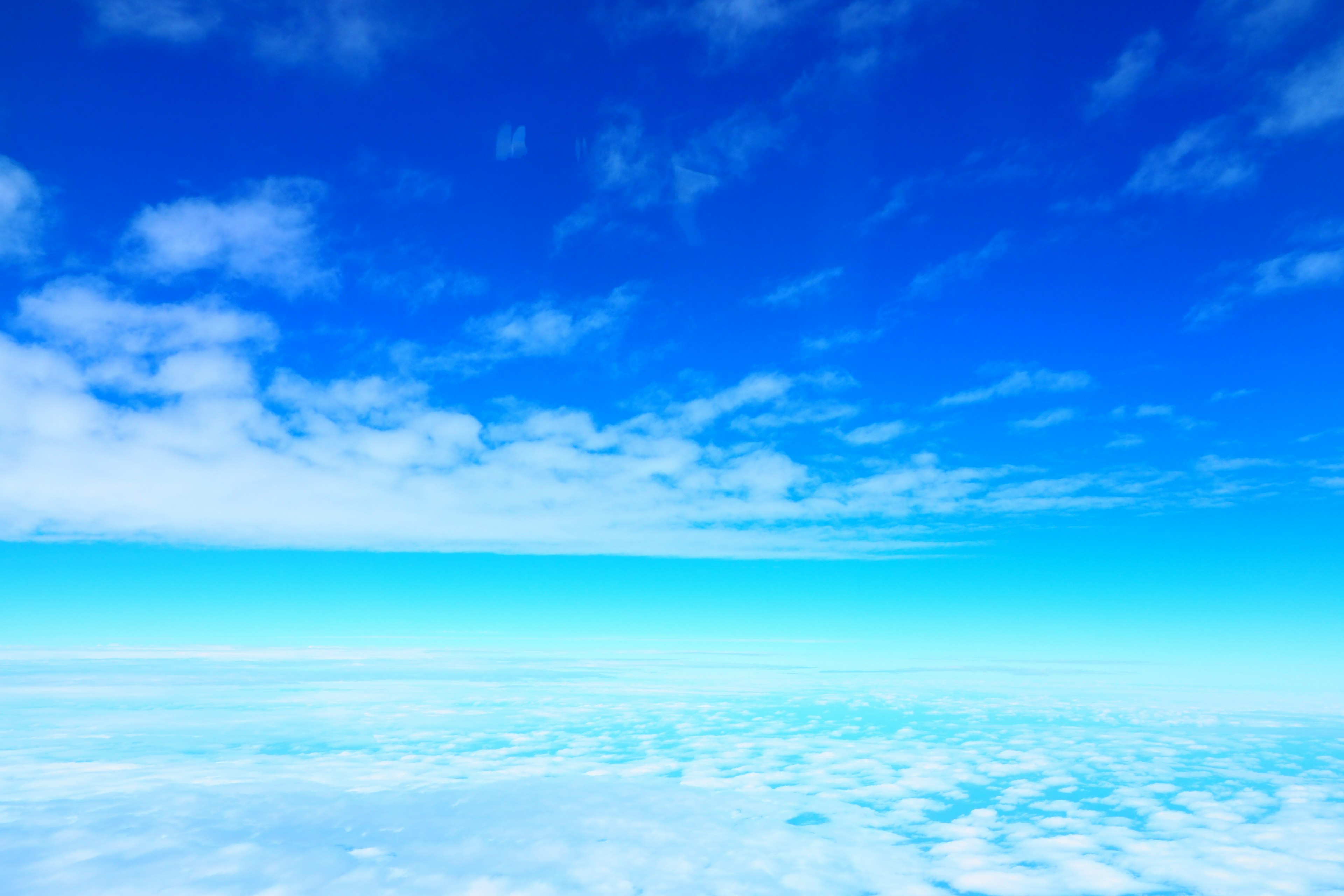 Weitläufiger blauer Himmel mit weißen Wolken und einem Verlaufseffekt