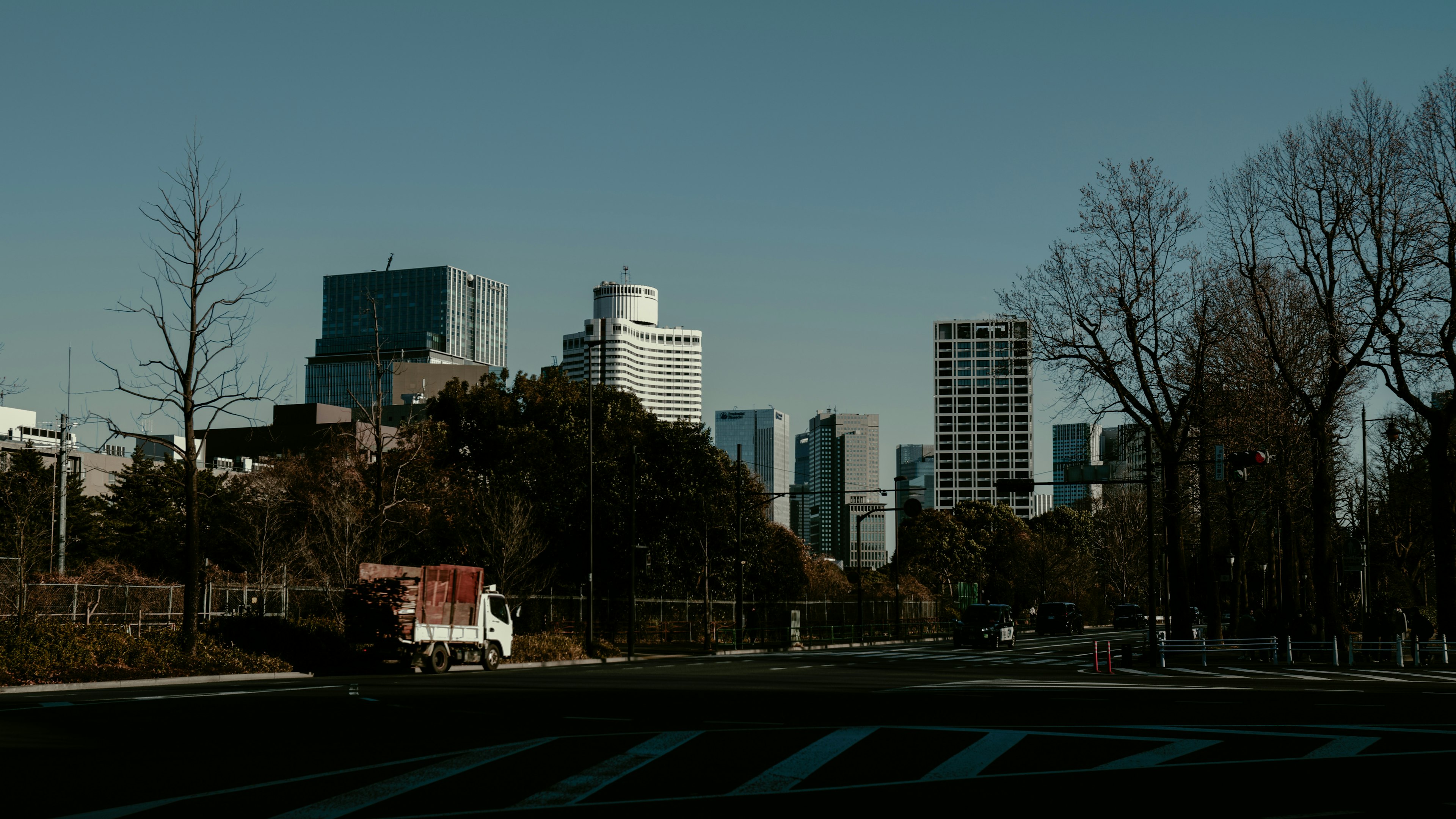 Paisaje urbano con un horizonte de rascacielos