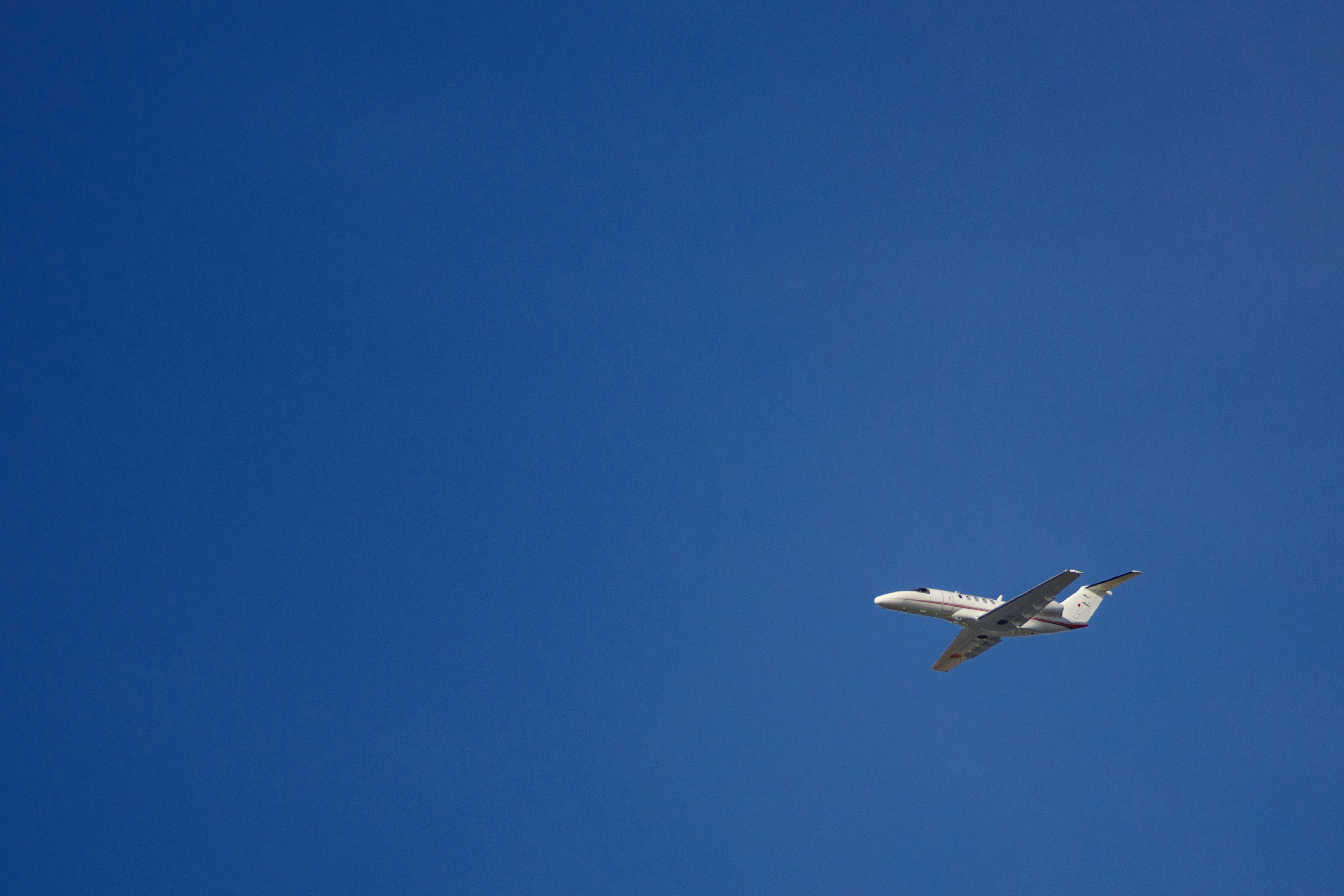 Ein Flugzeug fliegt in einem klaren blauen Himmel