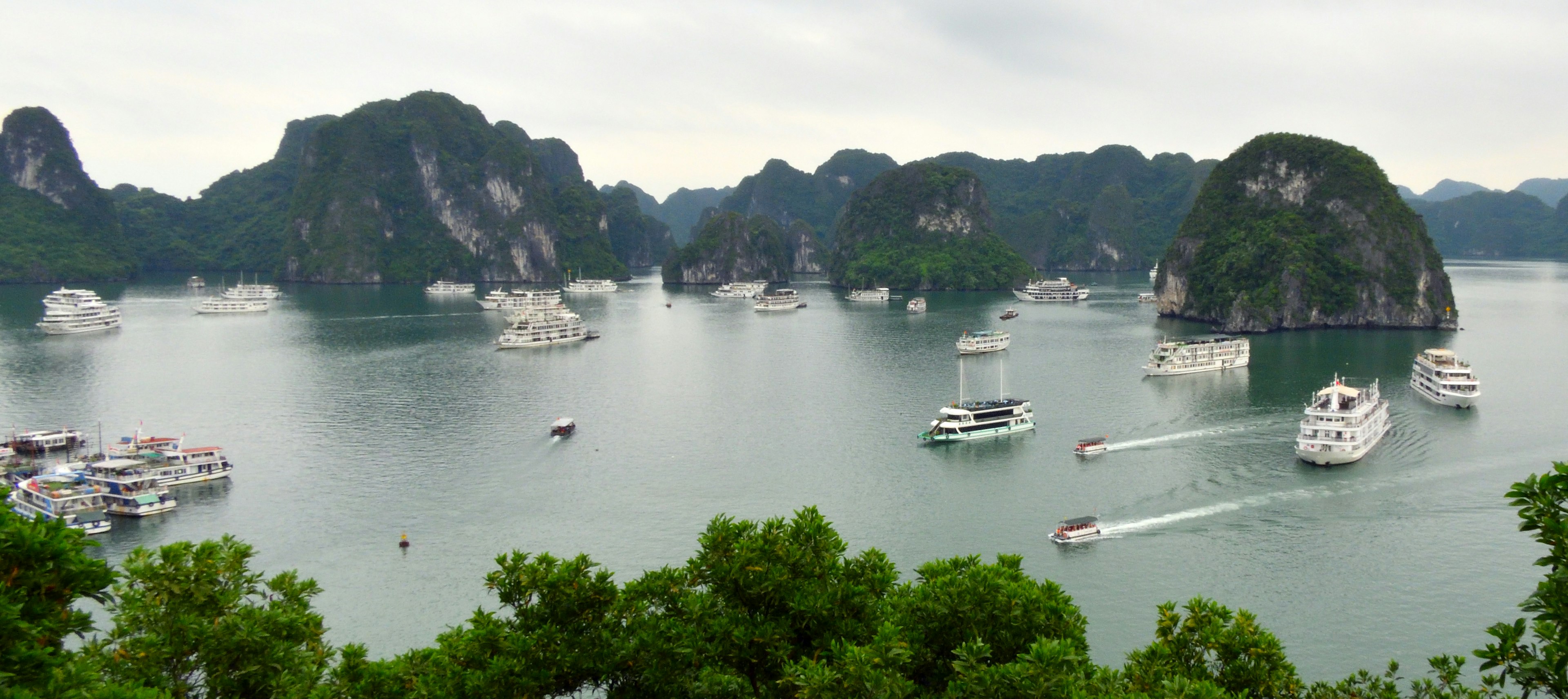 Vista panoramica della baia di Ha Long con isole di calcare e barche da crociera