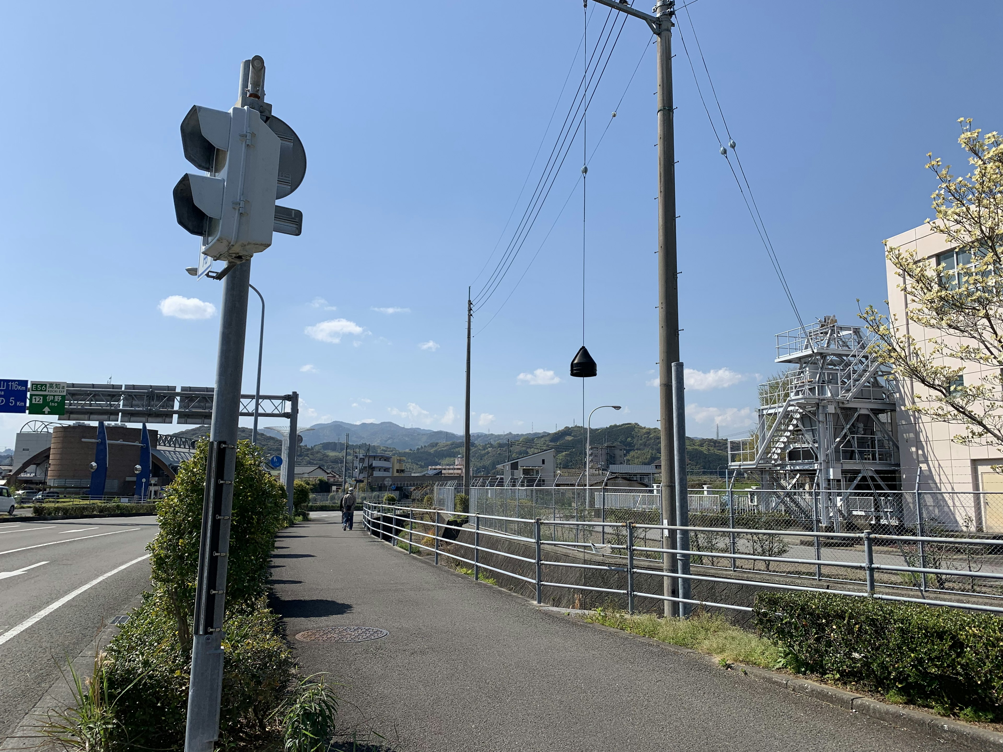 青い空の下にある交通信号機と道路の景色