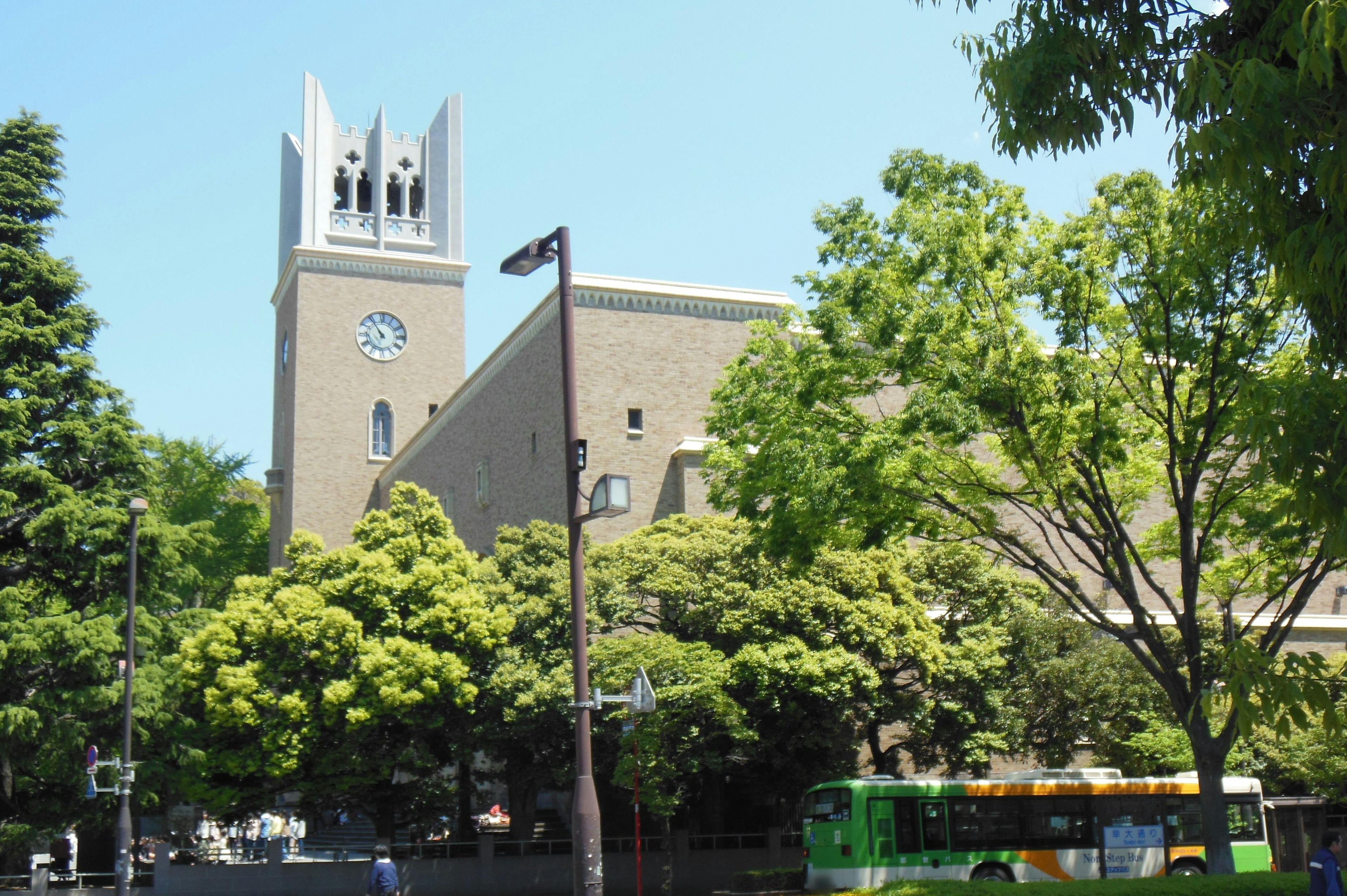 Exterior de un edificio moderno cerca de un parque frondoso