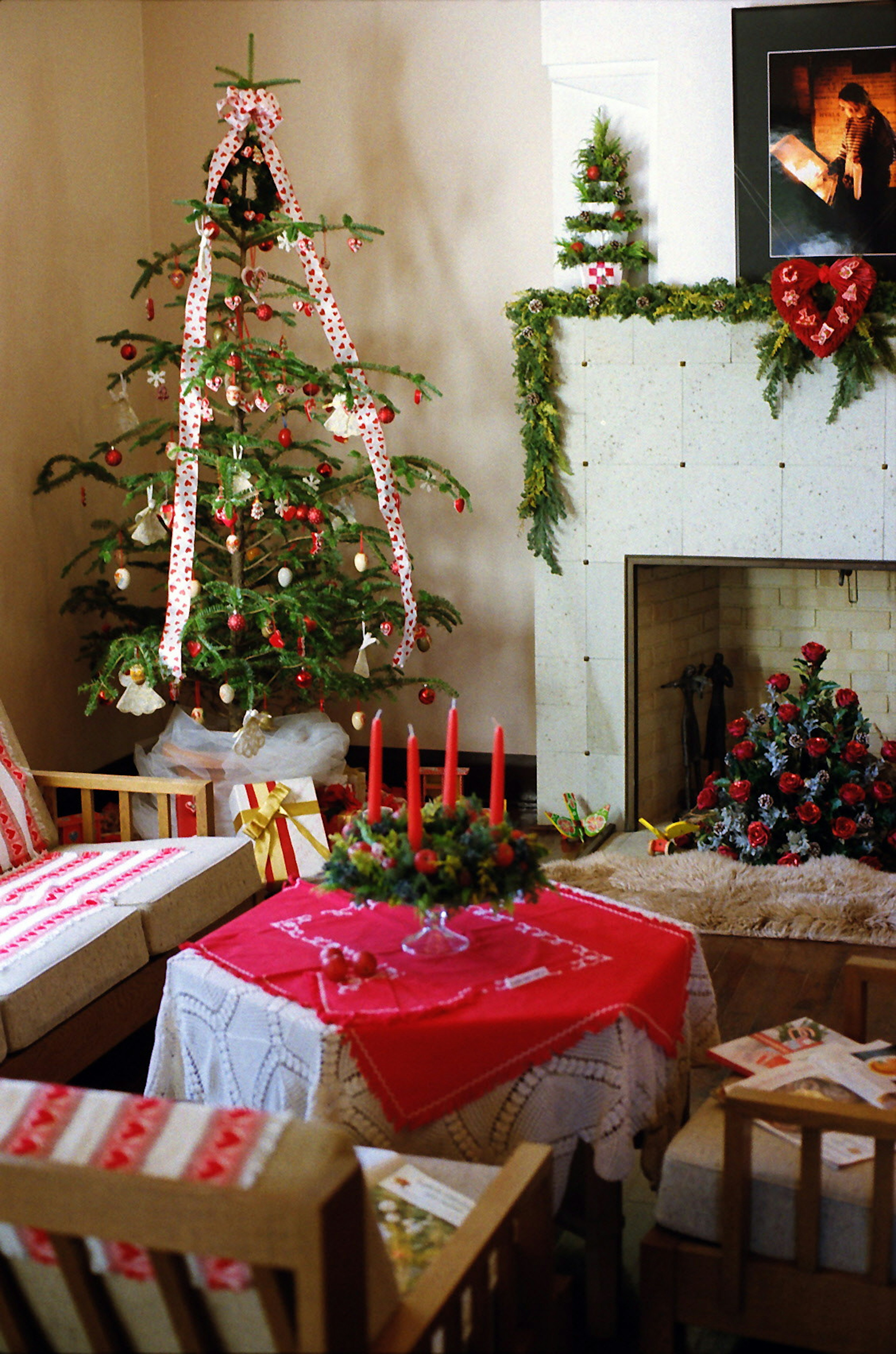 Salon confortable avec un sapin de Noël et une nappe rouge