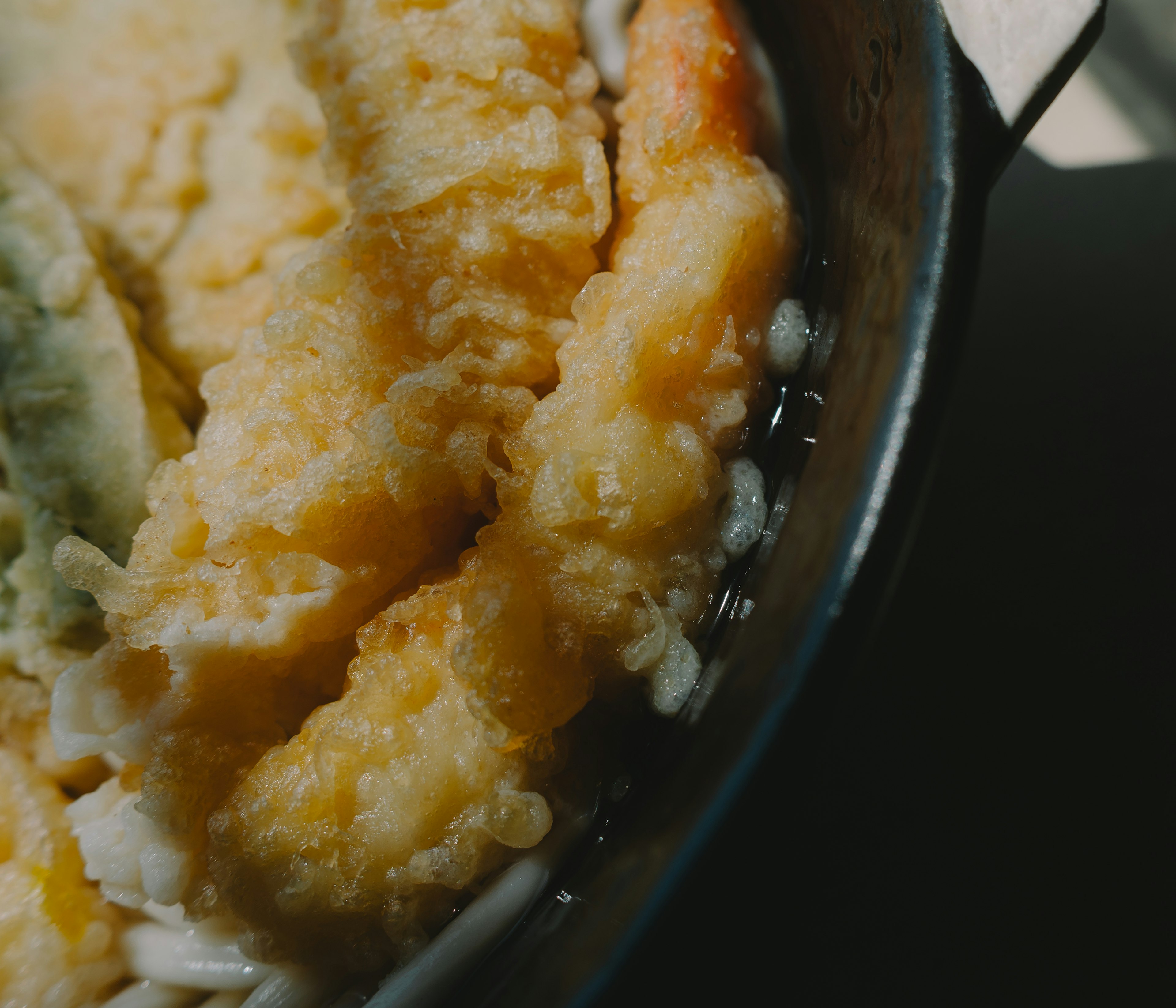 Piatto di tempura fritto fresco con gamberi e verdure