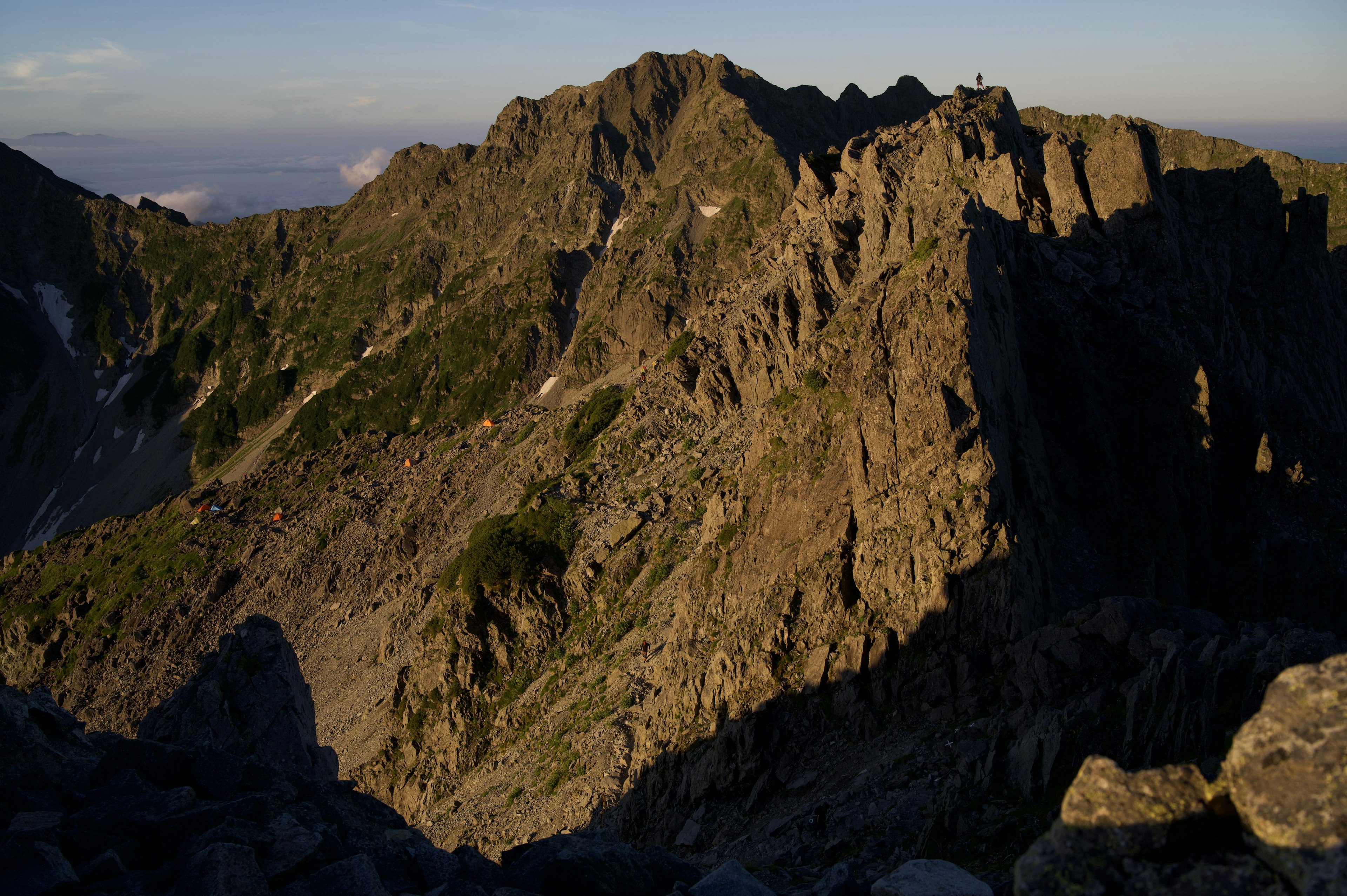 Dramatische Berglandschaft mit Schatten bei Sonnenuntergang