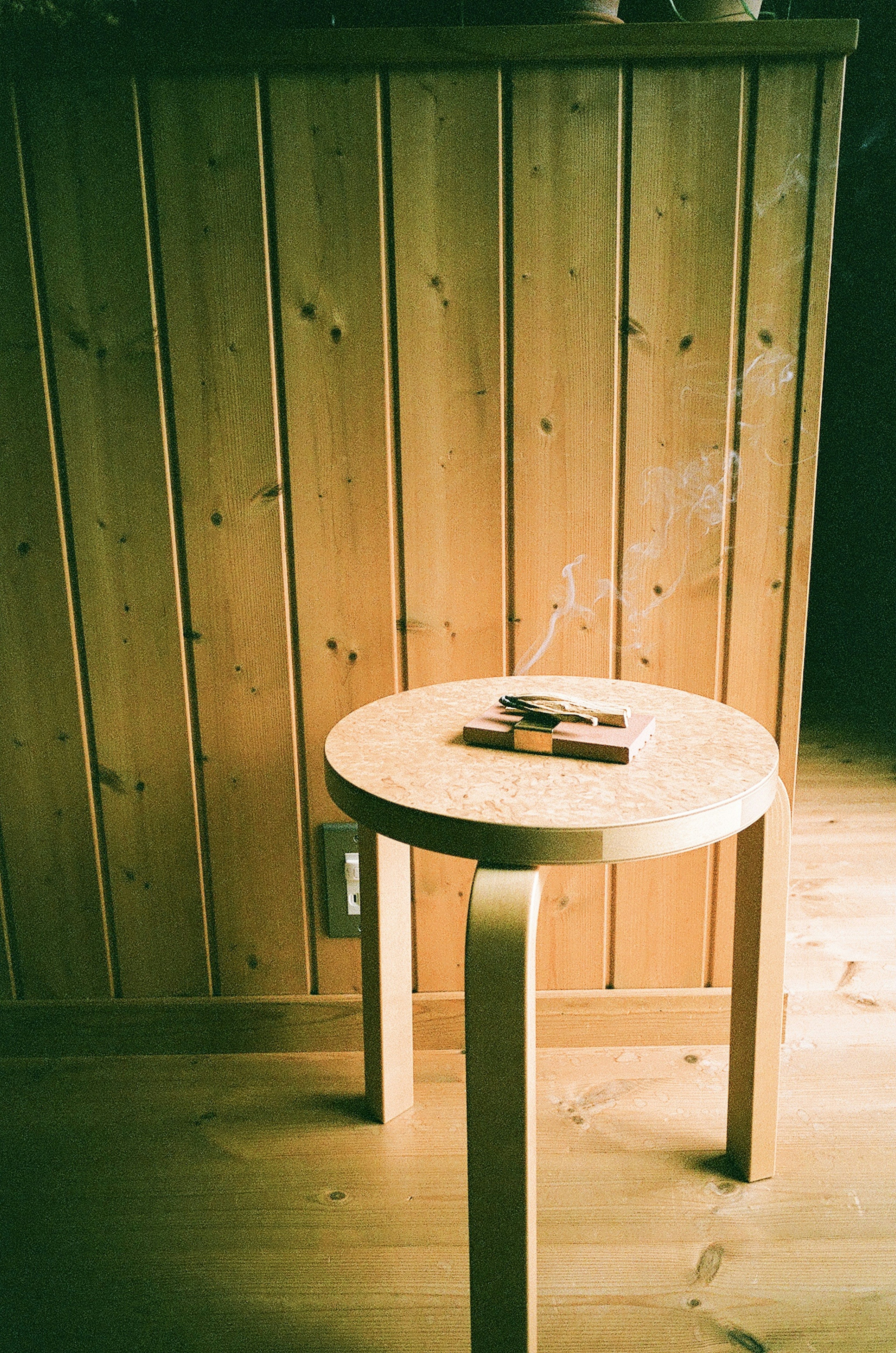 Scène intérieure simple avec une table en bois et une cigarette