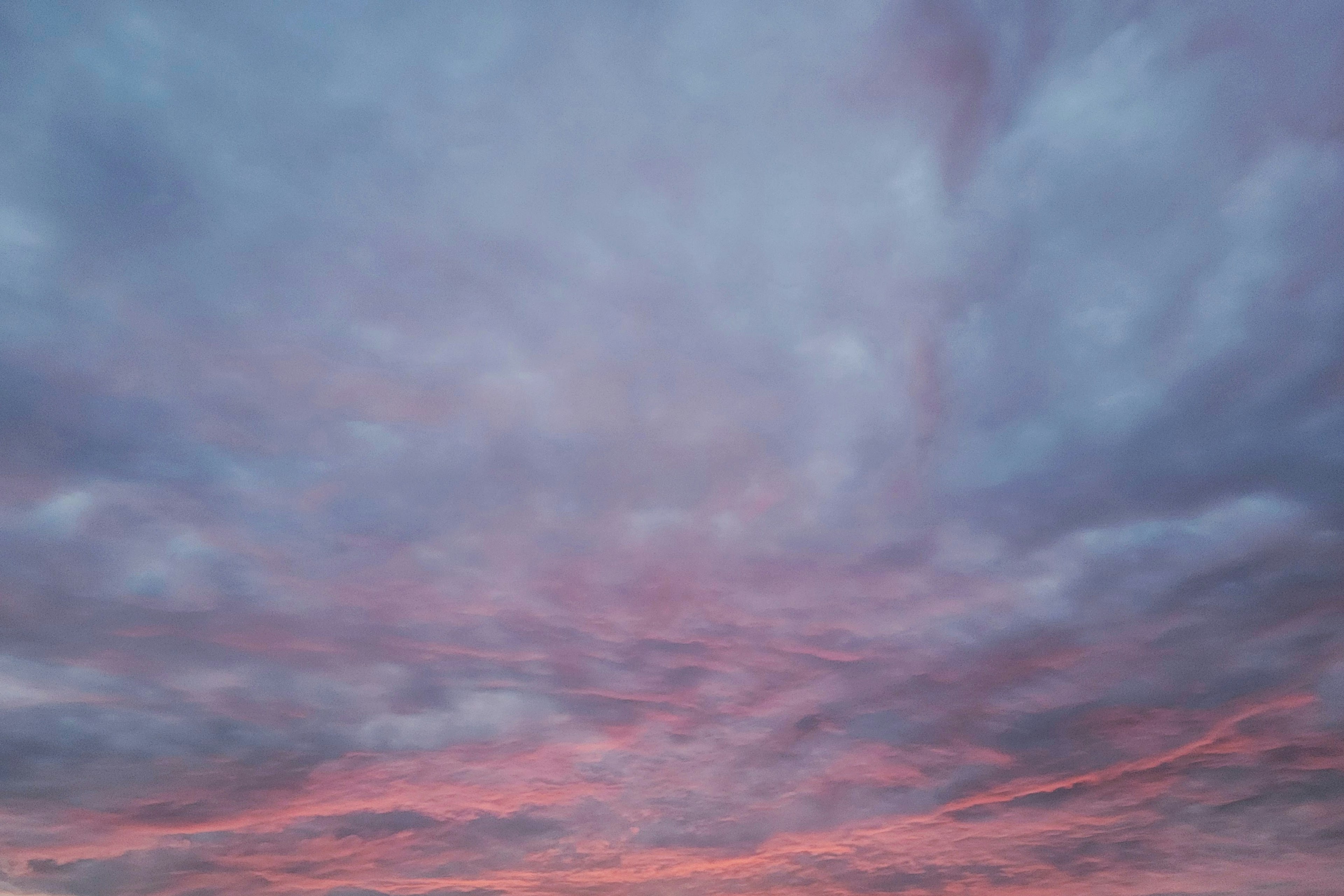 Cielo lleno de nubes azules y rosas