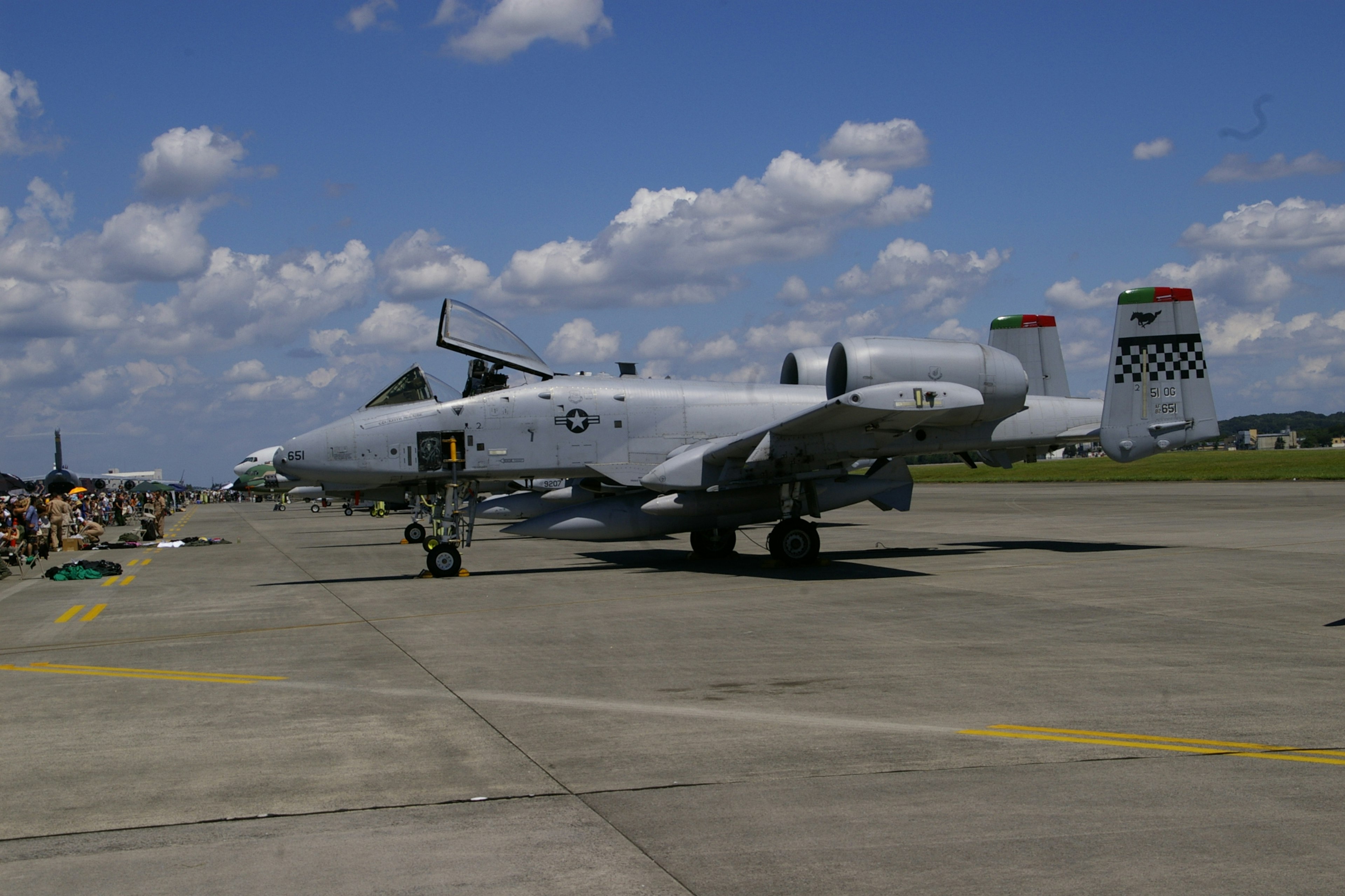 Pesawat A-10 Thunderbolt II diparkir di landasan di bawah langit biru