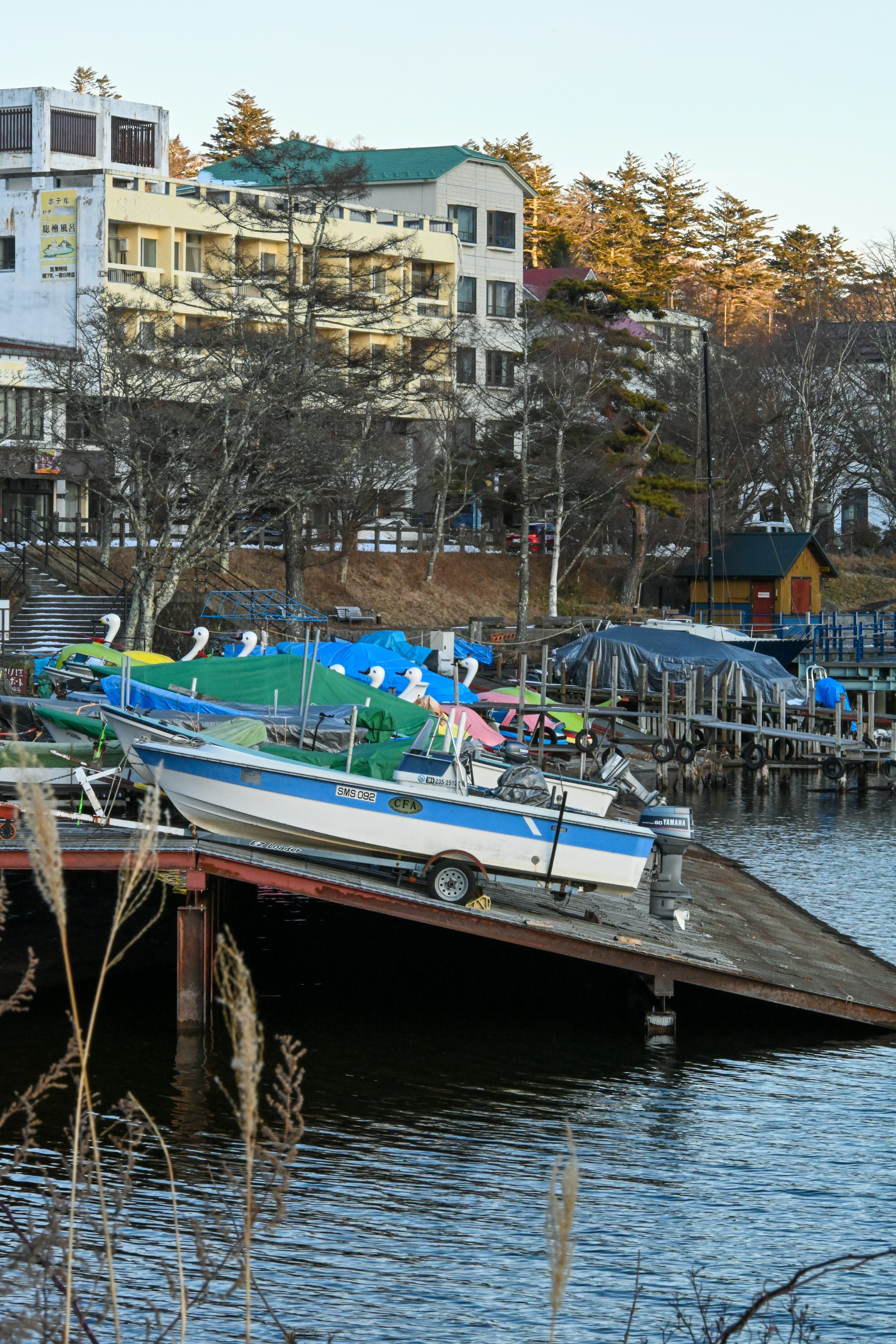 Bateaux colorés amarrés au bord de l'eau avec des bâtiments environnants