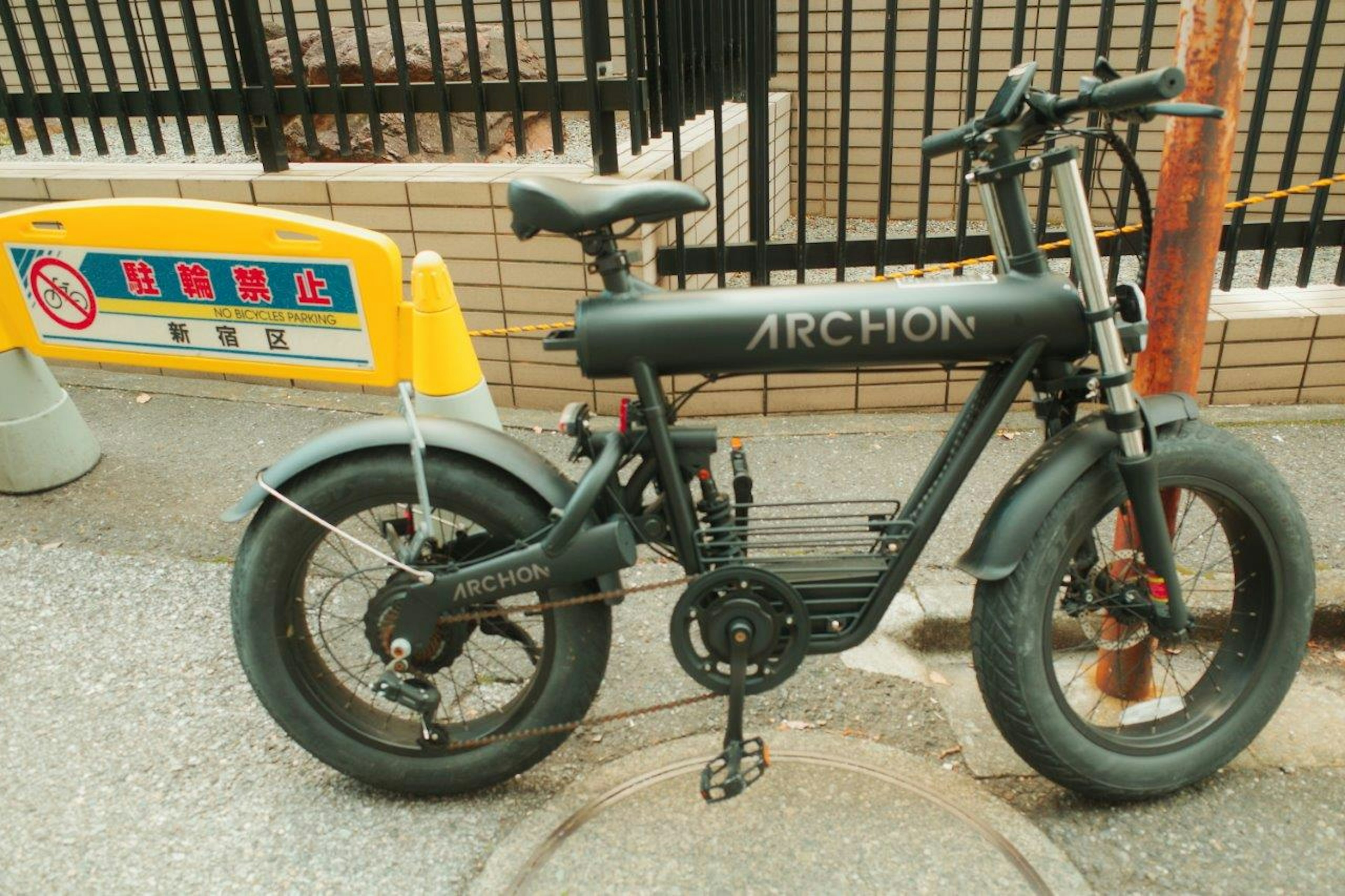 Vélo électrique noir garé sur le trottoir