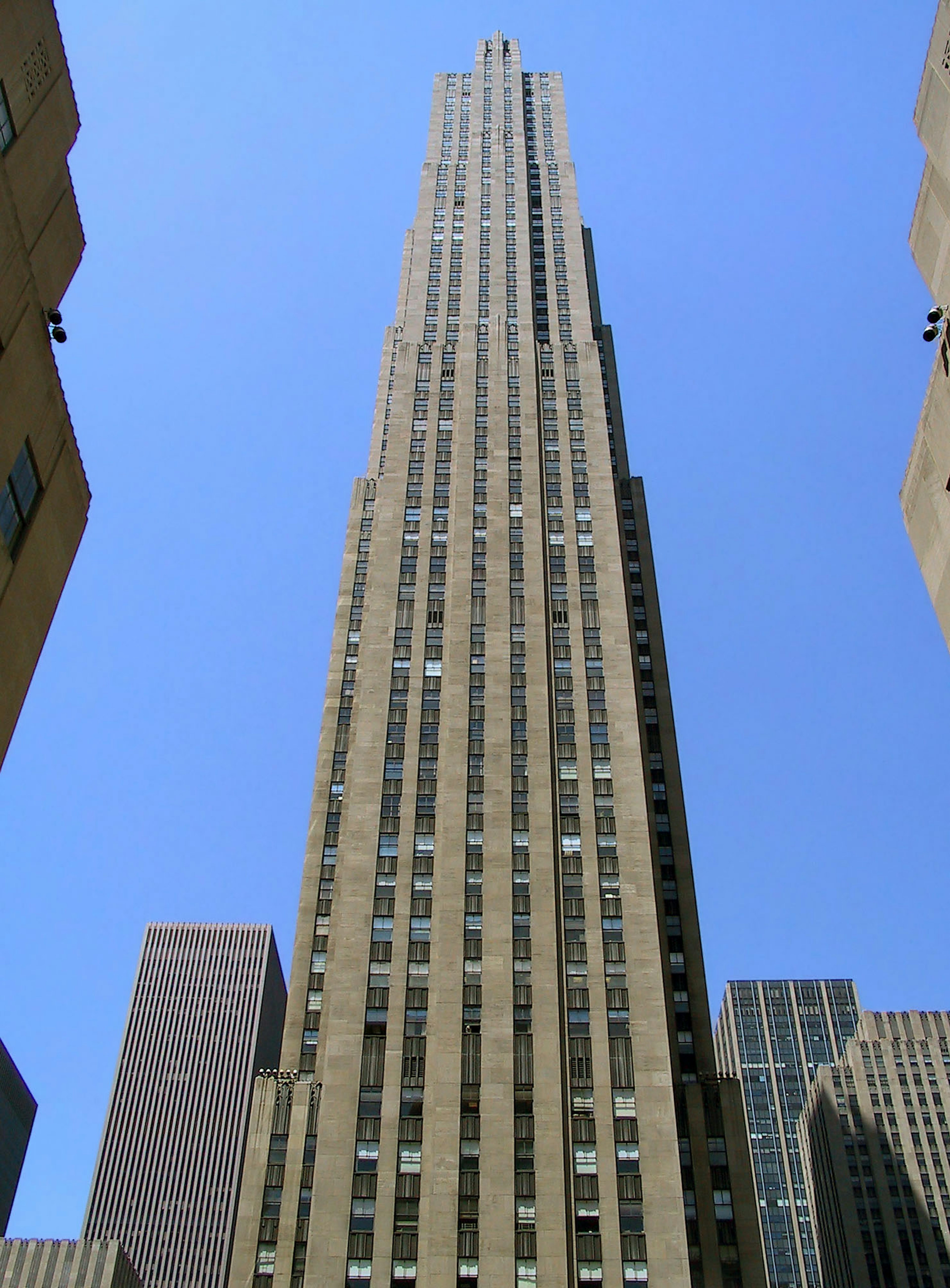 Pemandangan gedung pencakar langit Rockefeller Center dari bawah