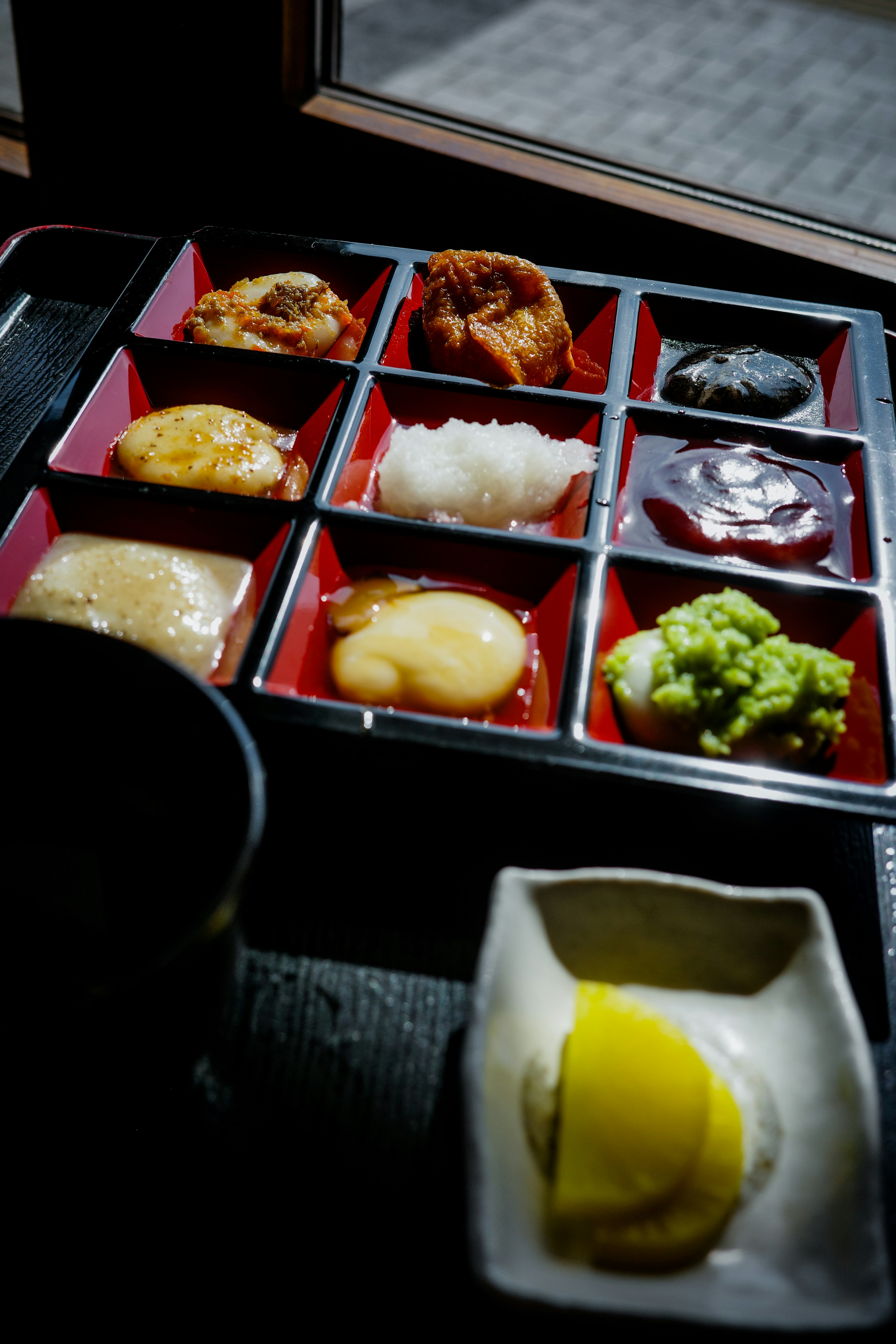 Una hermosa disposición de cocina japonesa en una caja bento