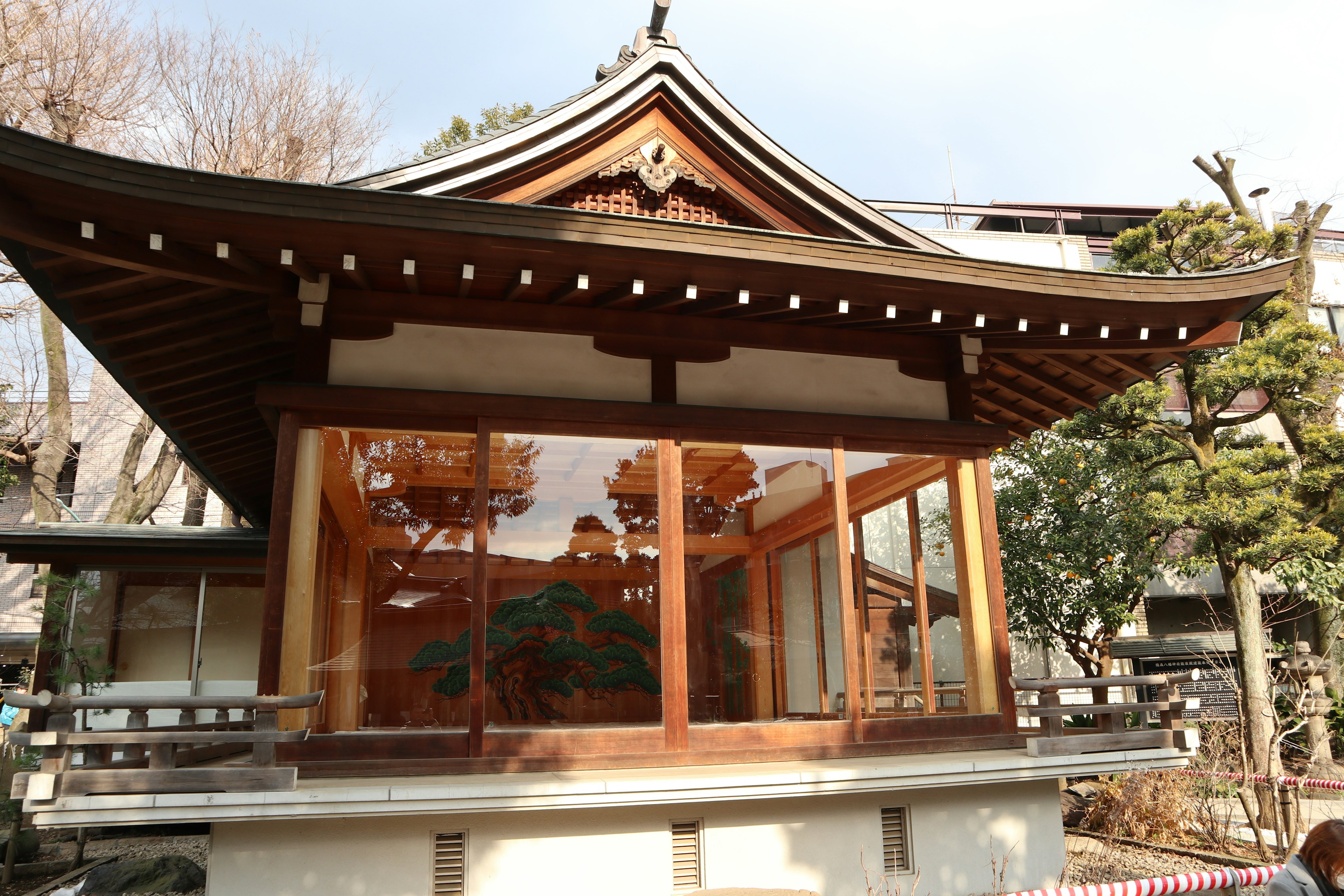 Belle structure en bois d'un bâtiment de jardin japonais avec lumière naturelle à travers les fenêtres