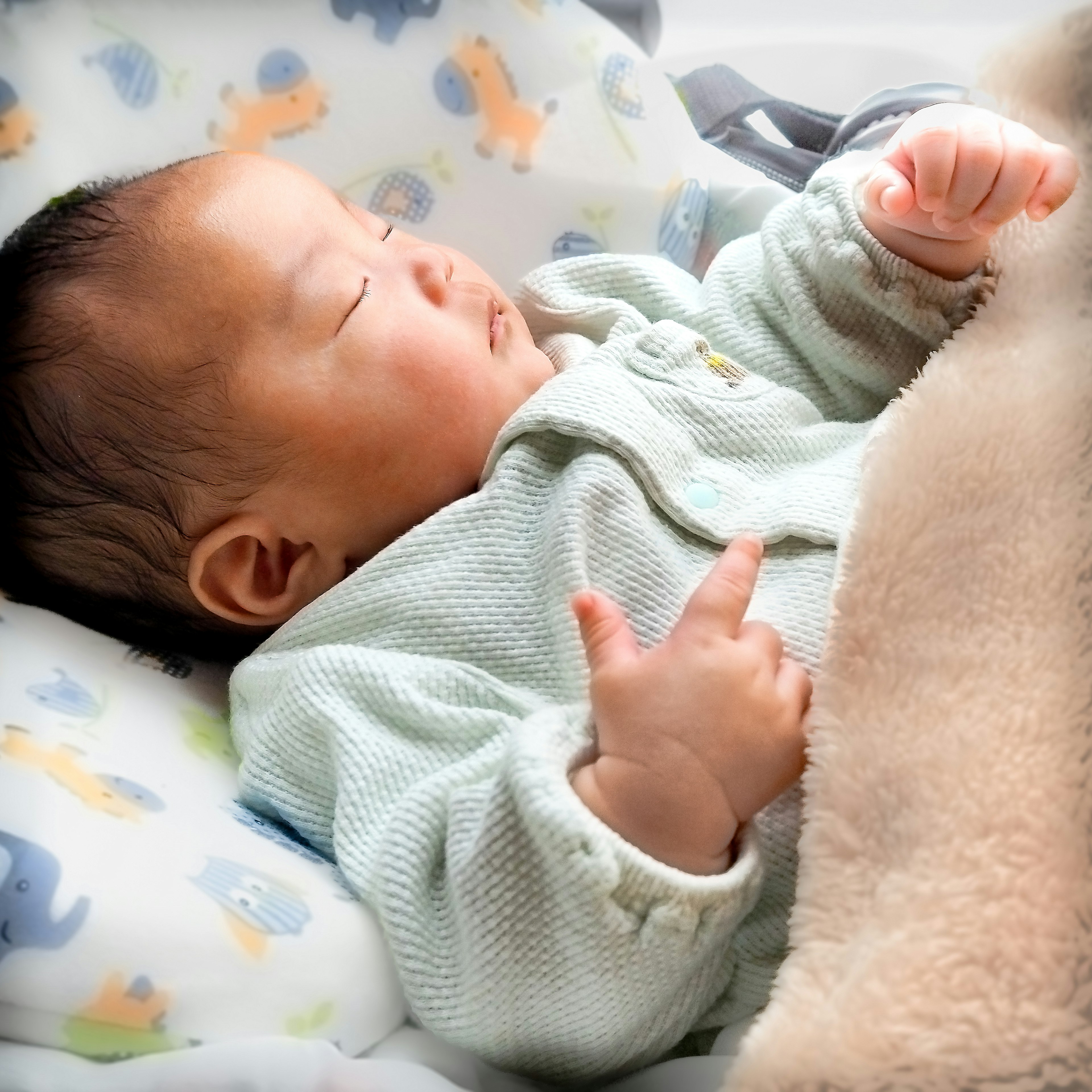 Bébé dormant paisiblement enveloppé dans une douce couverture