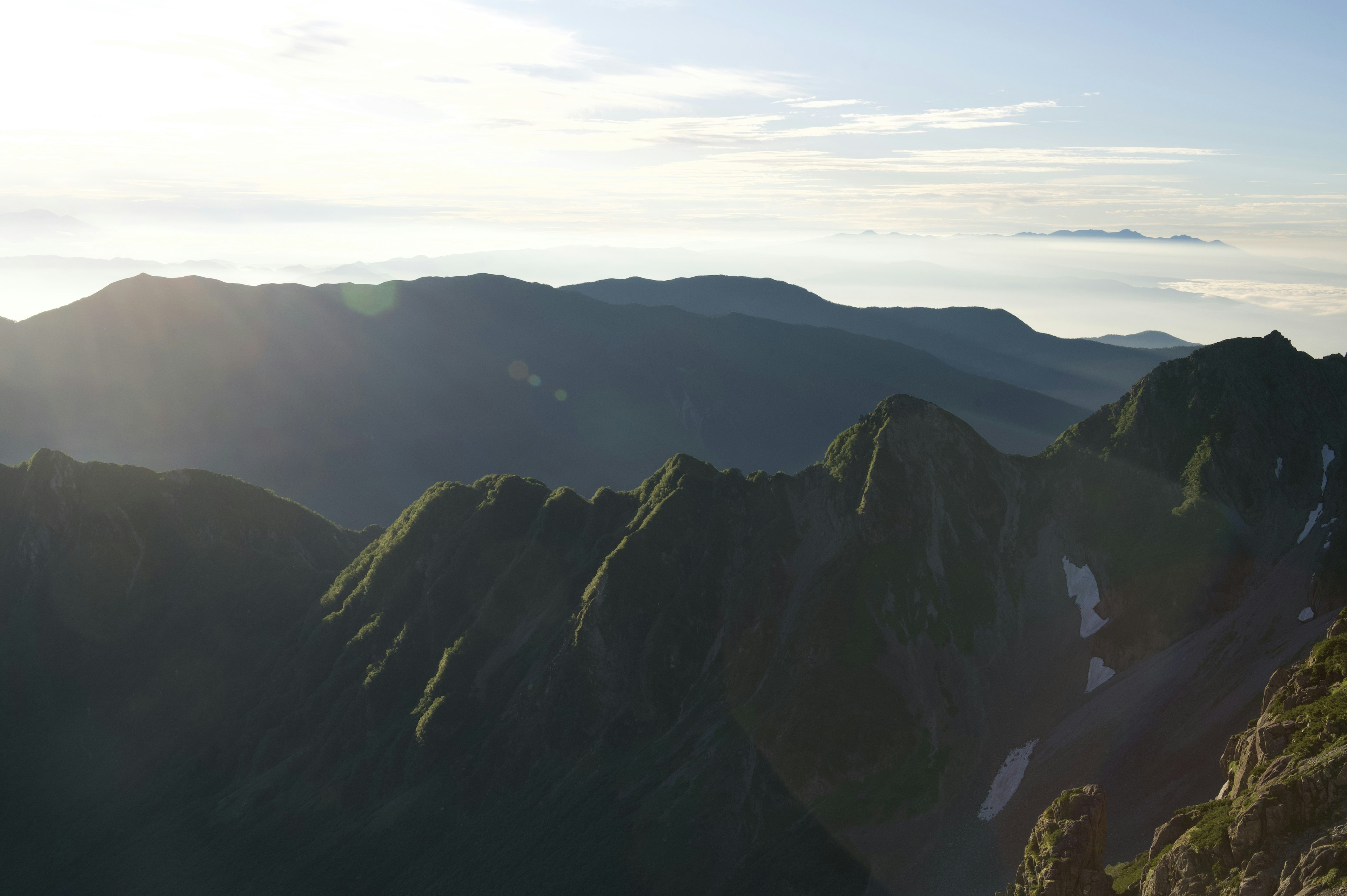 Paisaje montañoso con el amanecer iluminando las cumbres